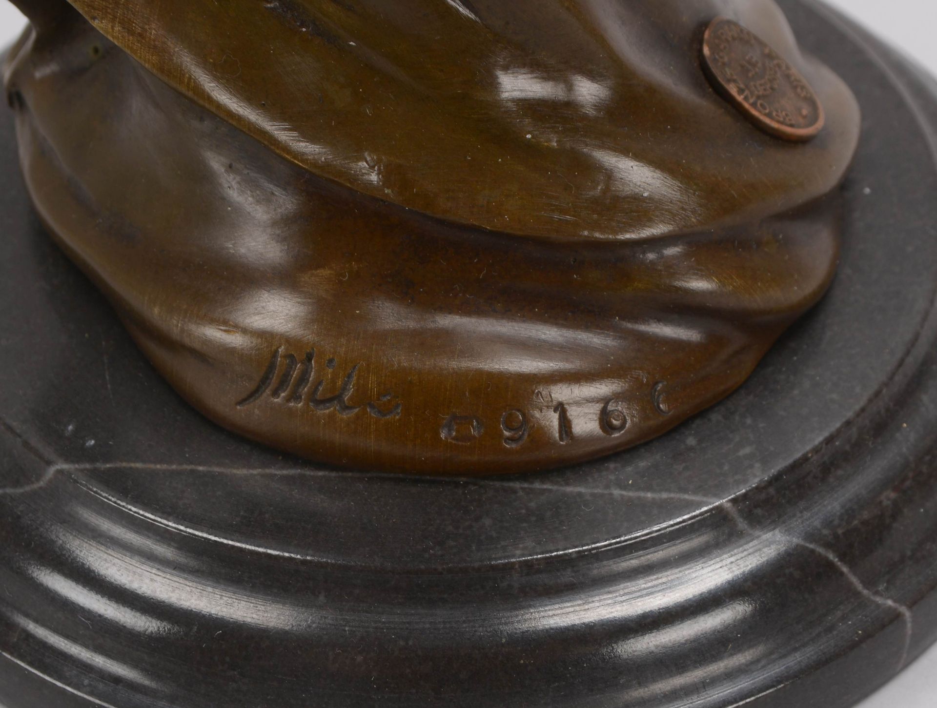 Fig&uuml;rlicher Kerzenleuchter (Darstellung nach Milo), Bronze, signiert, Figur mit Gie&szlig;erpfe - Image 2 of 2