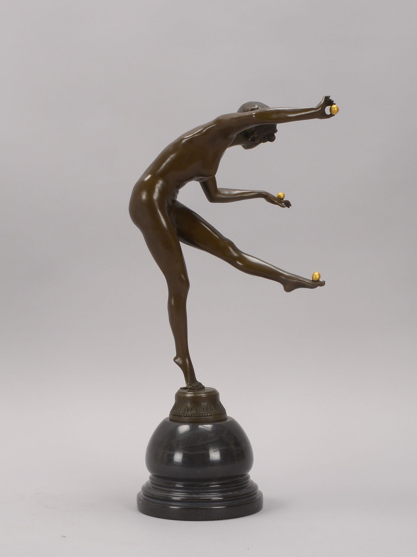 Bronzeskulptur (nach Claire Colinet), 'Junge Jongleuse', Figur mit Gießerpfennig, auf Marmorsockel; 