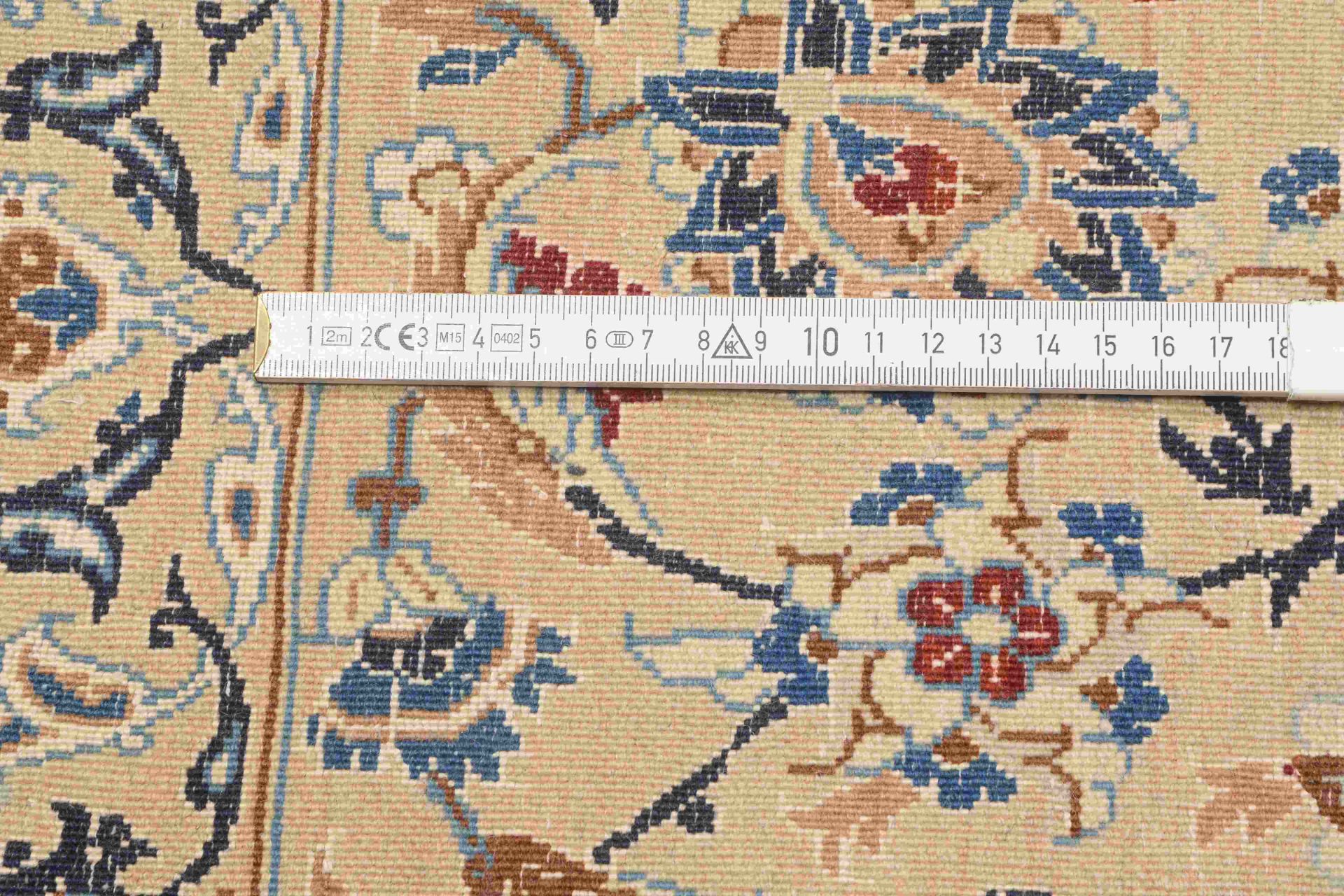 Nain, mit Seidenanteilen, feine feste Kn&uuml;pfung, ringsum komplett; Ma&szlig;e 372 x 260 cm - Image 2 of 2