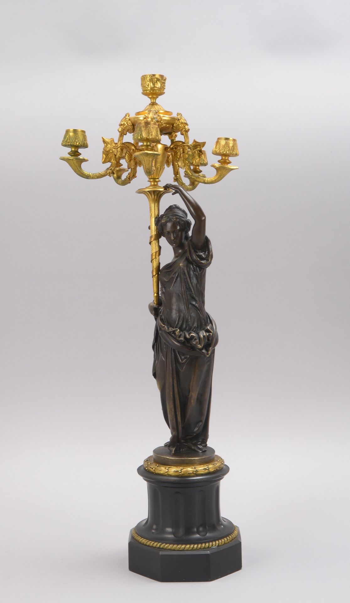 Fig&uuml;rlicher Kandelaber, Bronzefigur, &#039;Grazie&#039;, mit 6-flammigem Leuchter, Leuchter feu - Image 2 of 2