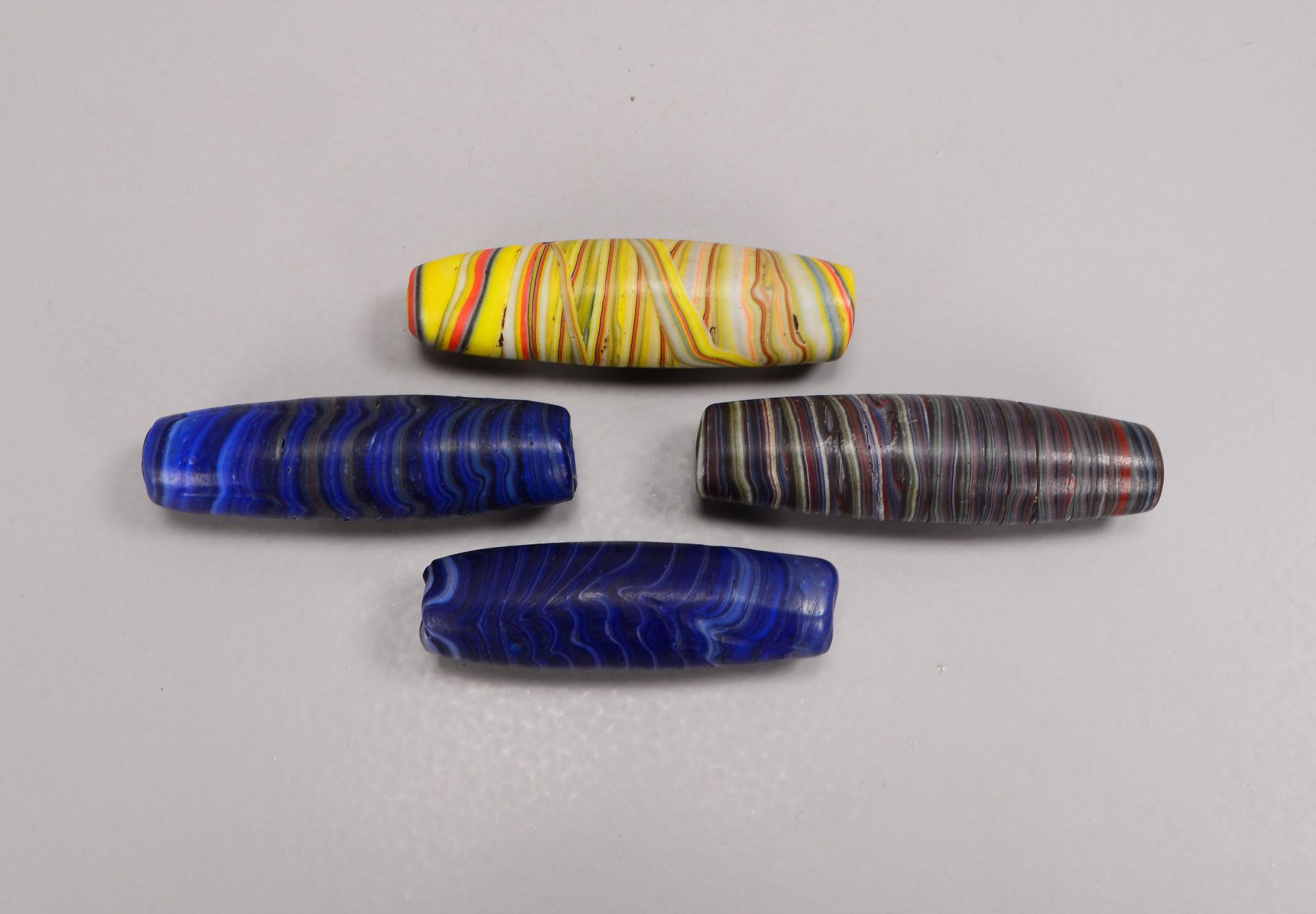 Kleines Ethnoschmuck-Lot (Afrika), 4x verschiedenfarbige Glasperlen, unterschiedliche Ausführungen, 