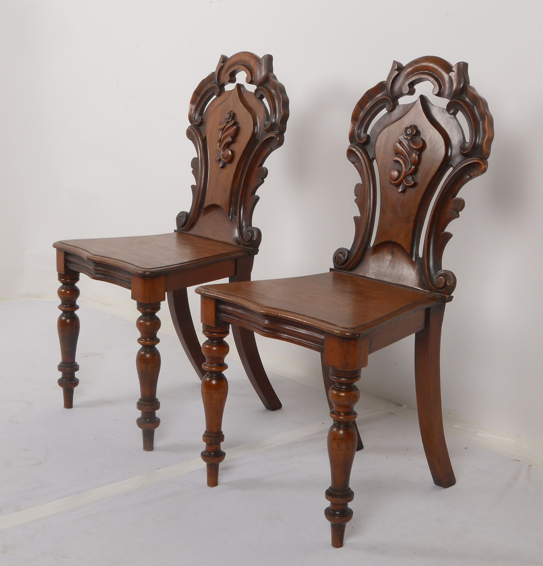 Paar Stuehle (England, viktorianisch/ca. 1880), -Hall Chairs-, Mahagoni, ausladende Rueckenlehne mit - Image 3 of 3