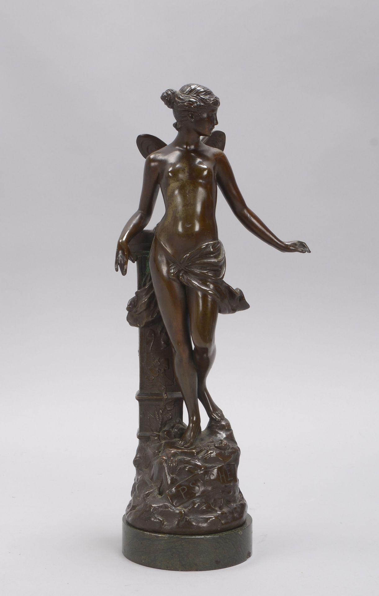 Skulptur, 'Psyche', Figur mit bronzierter Metallummantelung, signiert 'A. Mayer', auf Marmorsockel; 