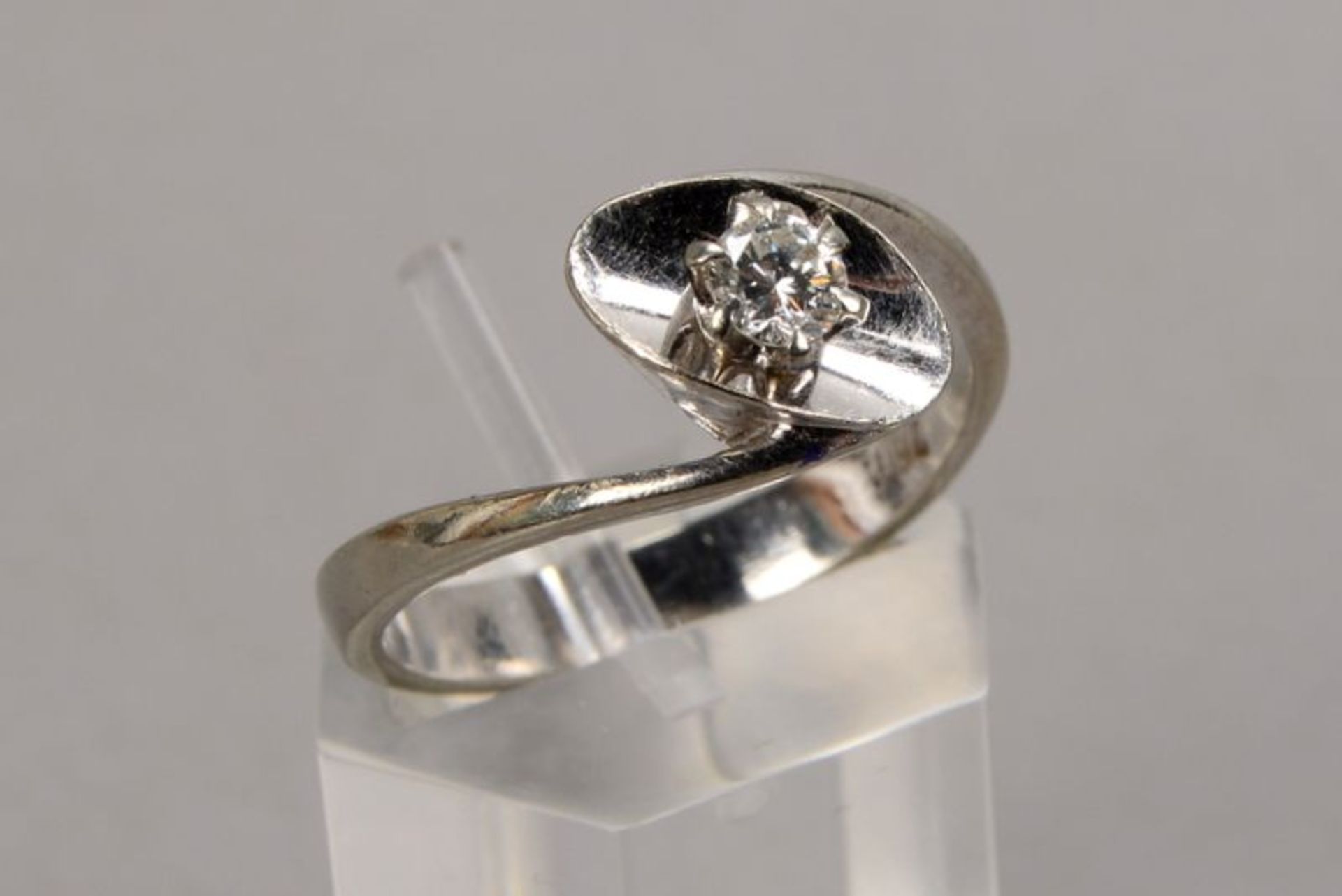 Ring, 585 WG, besetzt mit einzelnem Brillant von ca. 0,17 ct; RG 55, Gewicht 4,10 g 