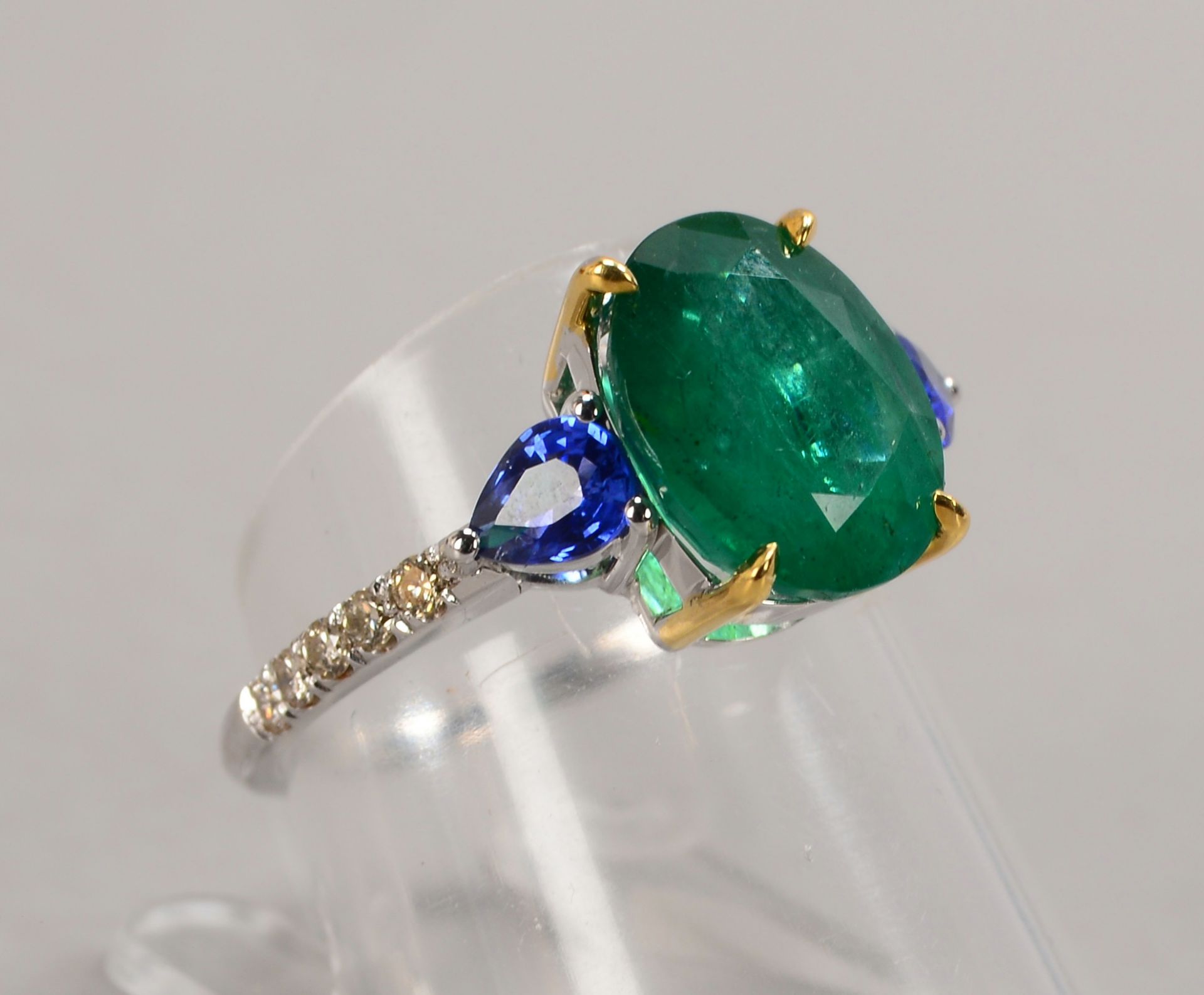 Ring, 750 WG (gestempelt), besetzt mit einzelnem Smaragd von ca. 4,04 ct, Stein im Ovalschliff, sowi