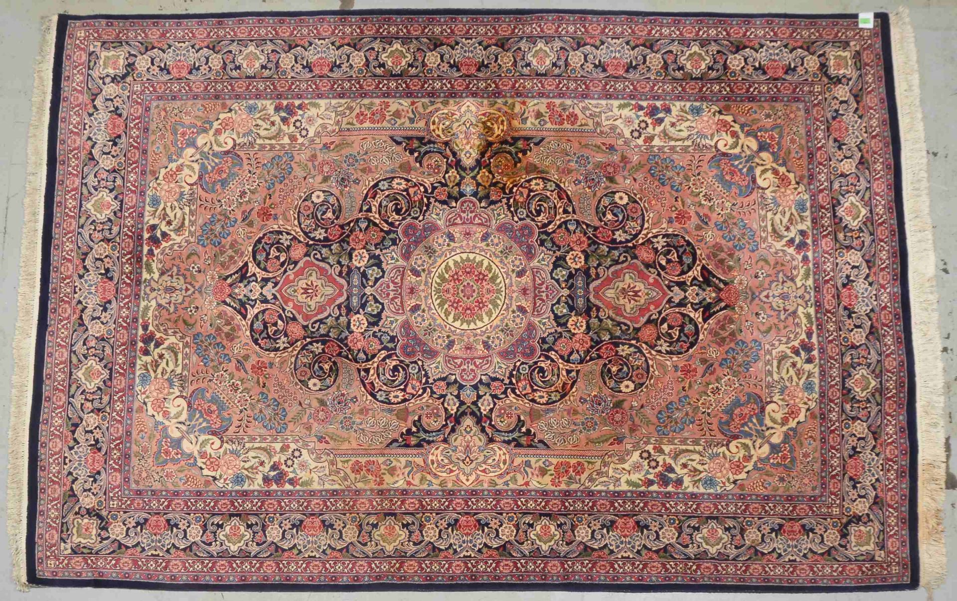 Orientteppich, feine feste Kn&uuml;pfung, Flor in insgesamt gutem Zustand; Ma&szlig;e 300 x 202 cm (