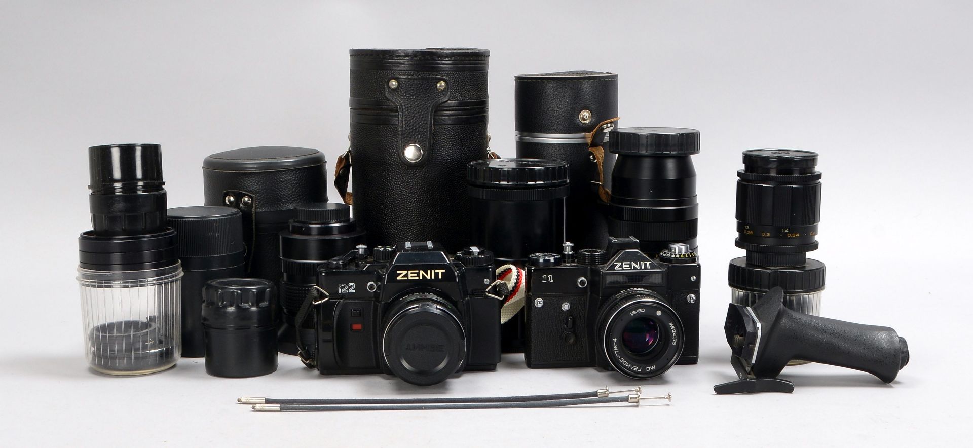 Fotografika-Konvolut, diverse Teile: 2x Kameras, 'Zenit', Objektiv 'MIR-16B', Objektiv 'Jupiter-21M'