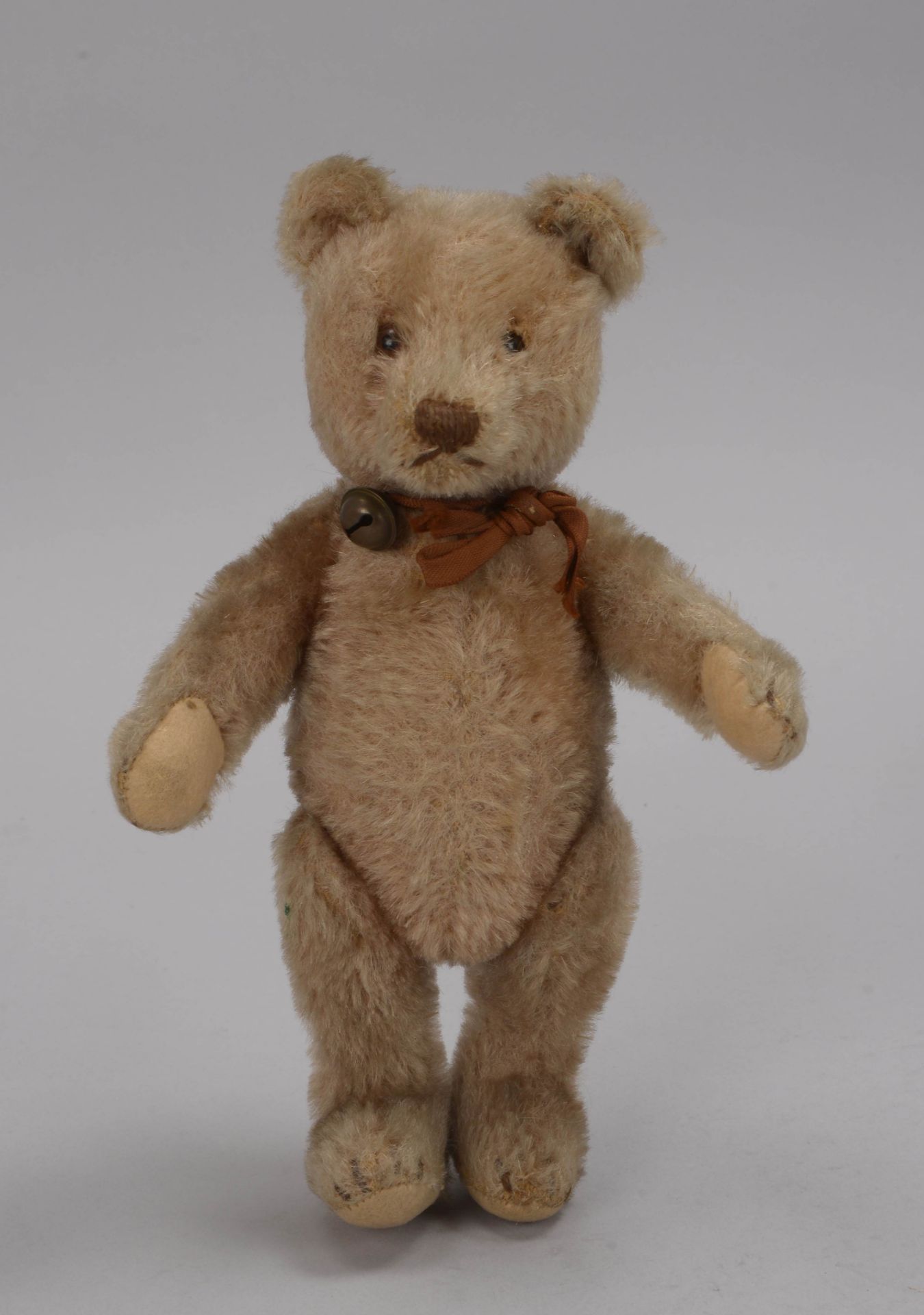 Kleiner (&#039;Steiff&#039;?) Teddy, alt, in gutem Sammlerzustand - wenig bespielt; H&ouml;he 22 cm