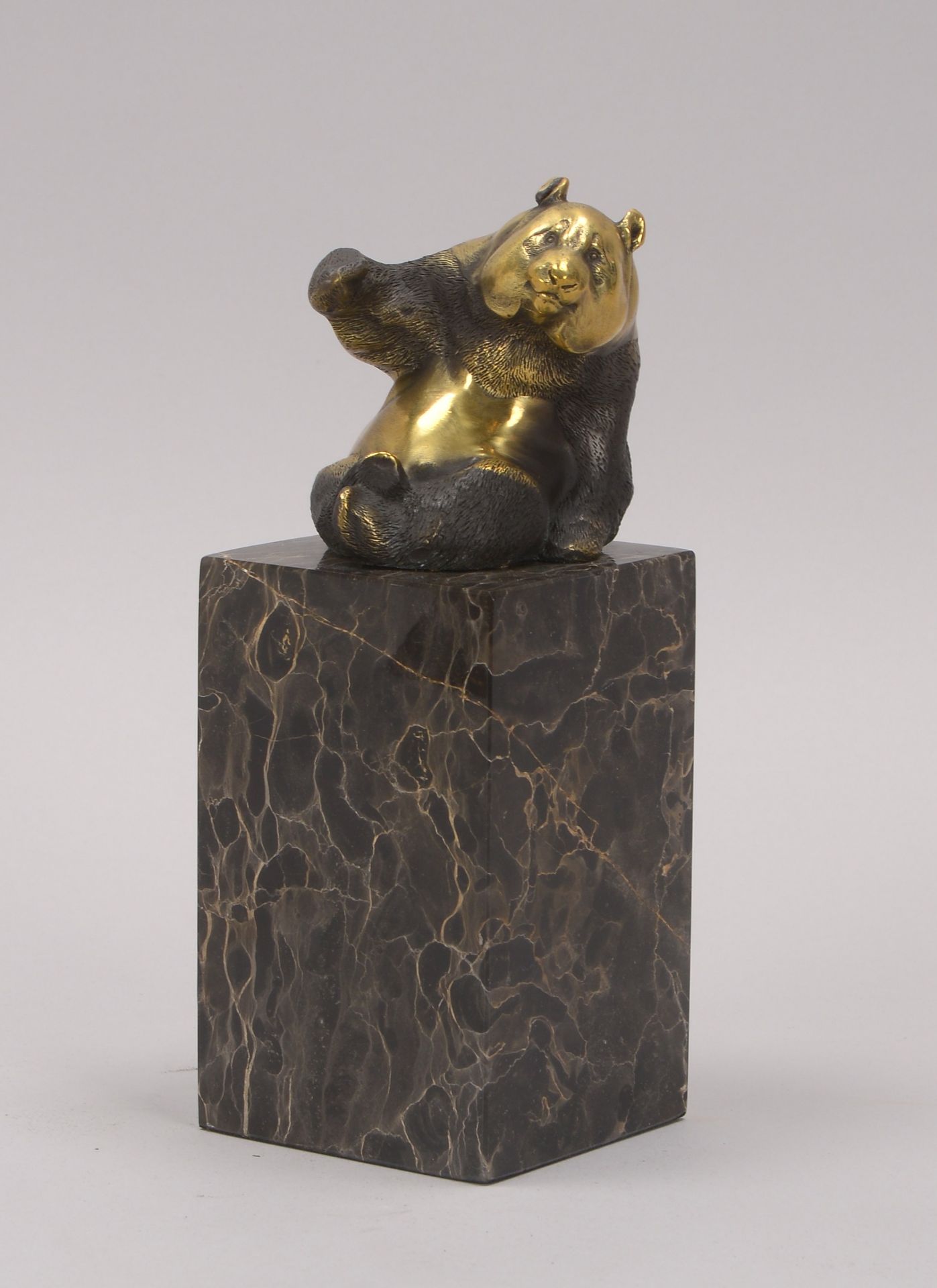 Bronzeskulptur (nach Milo), &#039;Sitzender Panda&#039;, Figur mit Gie&szlig;erpfennig, auf Marmorso