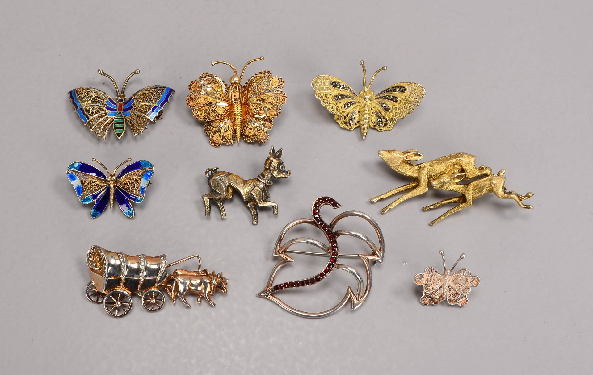 Kleine Sammlung figürlicher Broschen, Silber, verschiedene Ausführungen, 9 Stück: 5x 'Schmetterlinge
