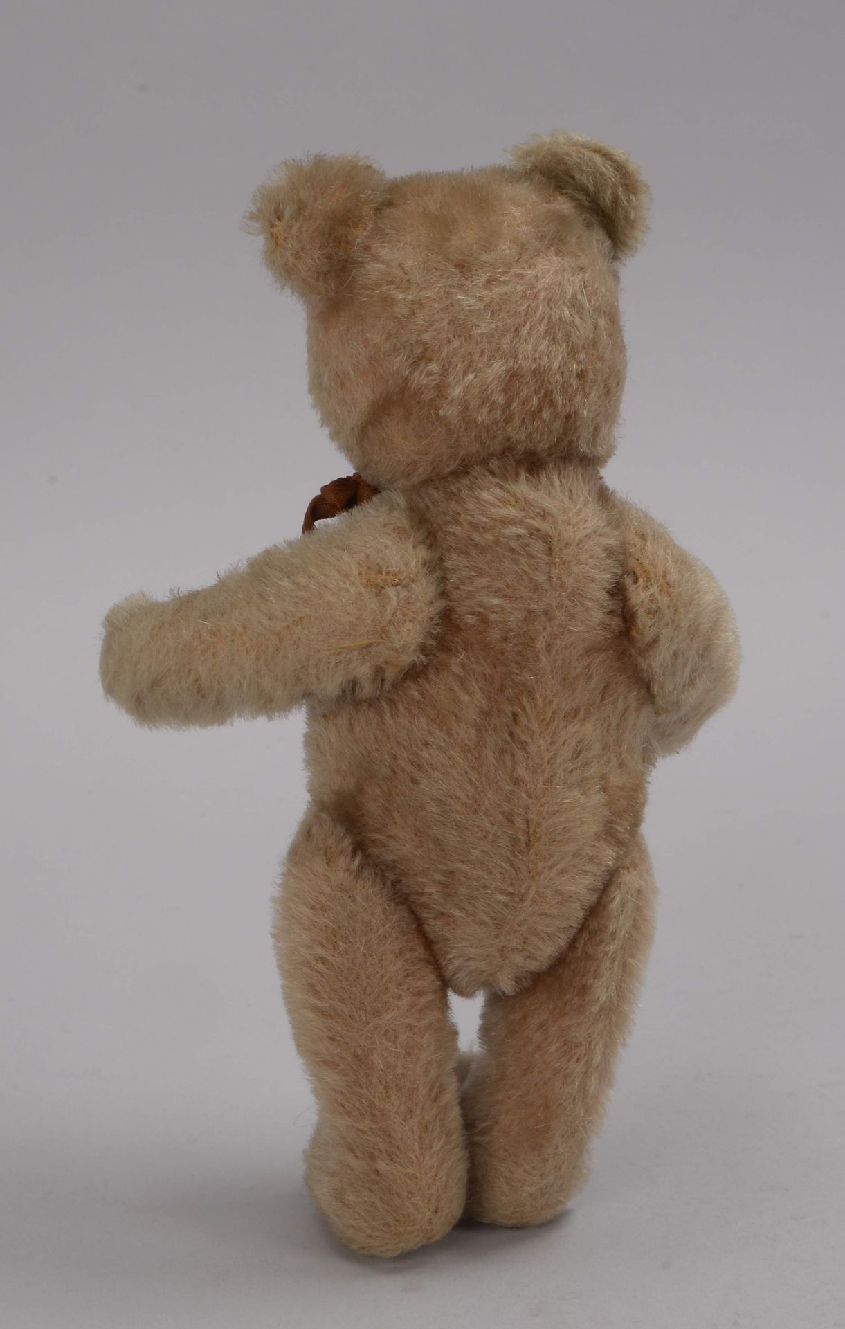 Kleiner (&#039;Steiff&#039;?) Teddy, alt, in gutem Sammlerzustand - wenig bespielt; H&ouml;he 22 cm - Image 2 of 2