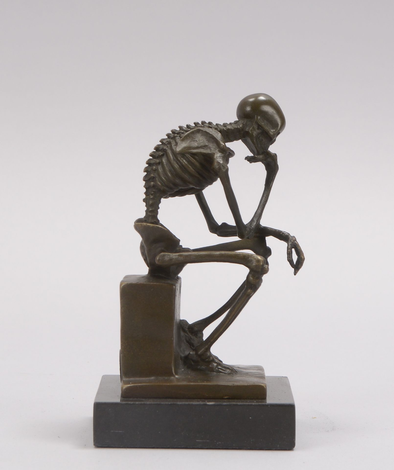 Bronzeskulptur (nach Milo), 'Skelettierter Denker', signiert, Figur mit Gießerpfennig, auf Marmorsoc