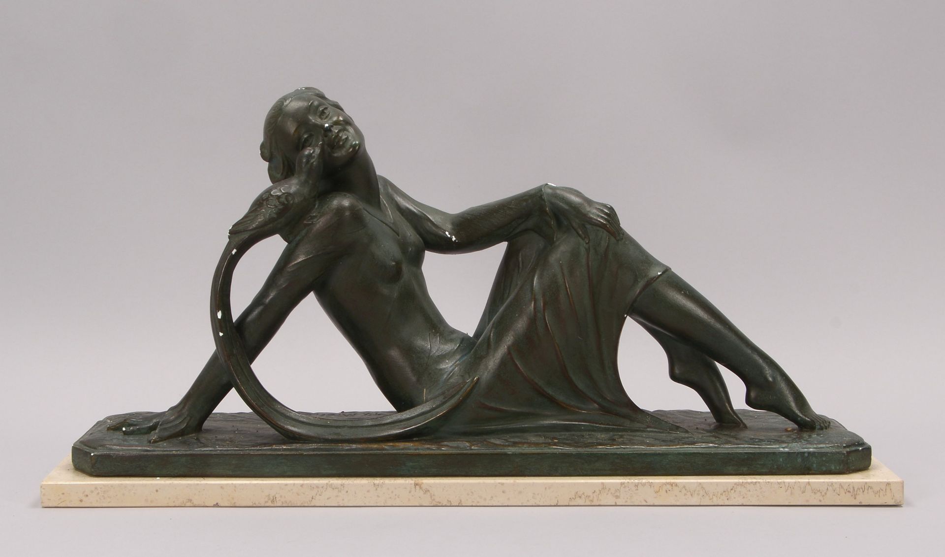 Secondo, M., Gipsfigur (im Art déco-Stil), -Sitzende Frau mit Paradiesvogel-, Figur bronziert, im So