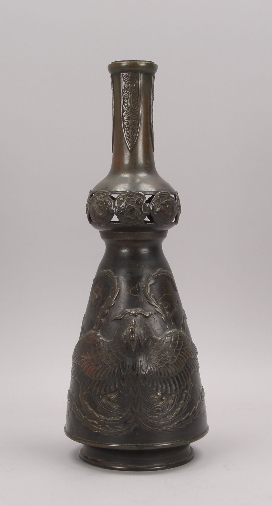 Vase (China), Bronze, Hals mit durchbrochenem Nodus, mit Reliefdekor (Phoenixdarstellung und Ornamen - Image 2 of 2