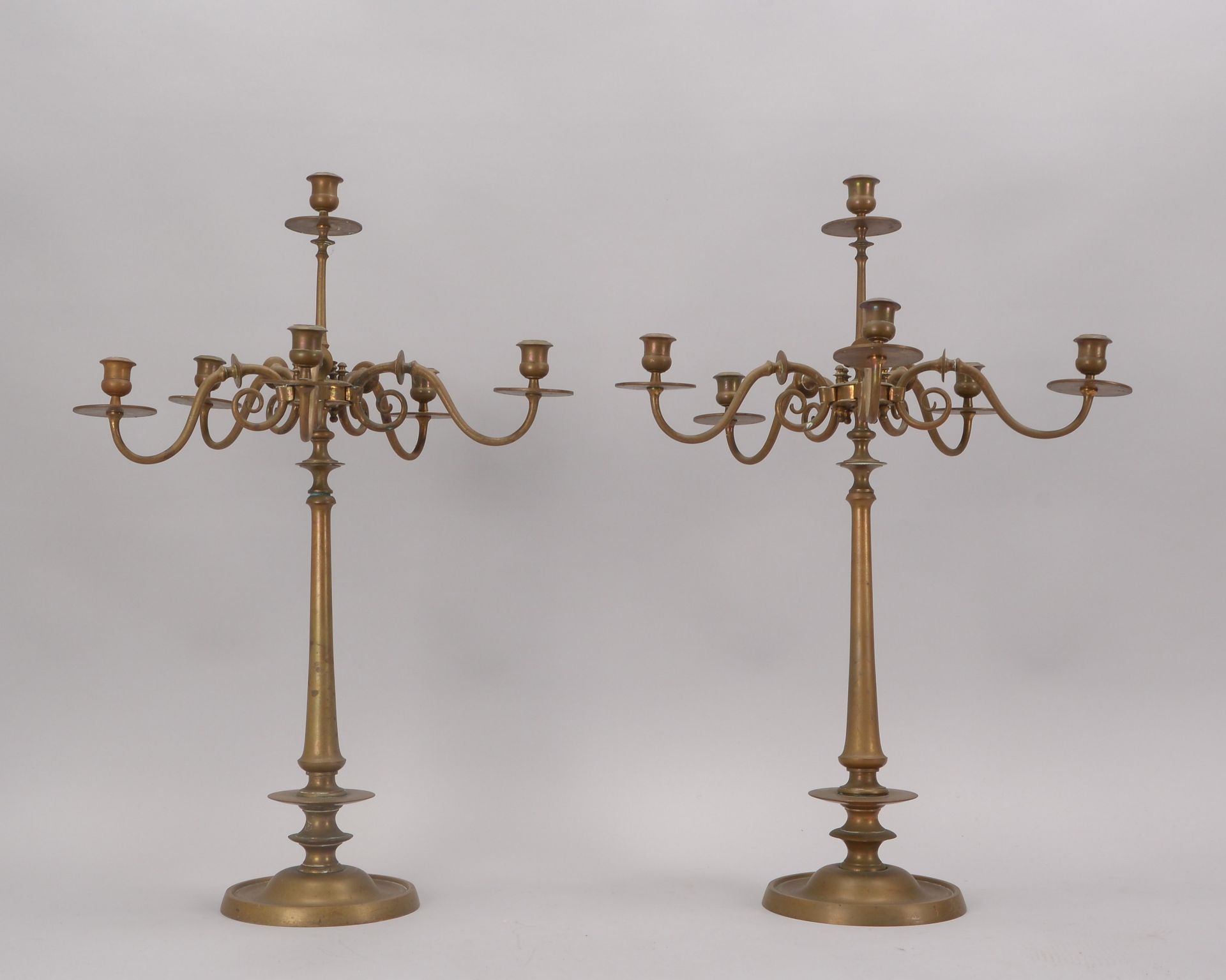 Paar Kerzenleuchter, jeweils 6-flammig, Messing; H&ouml;he 66 cm, Durchmesser &Oslash; 42 cm