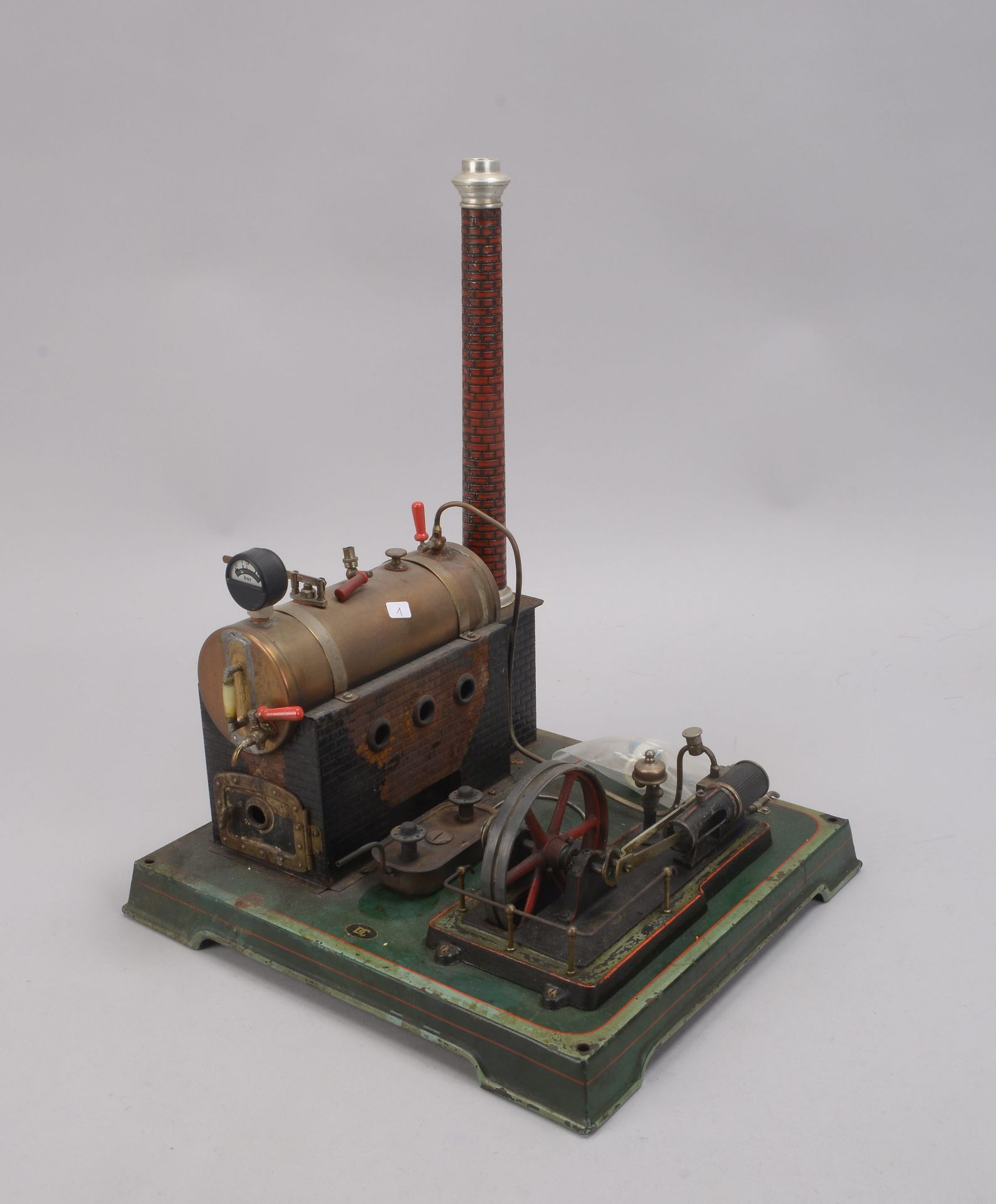 Altes Dampfmaschinenmodell, gemarkt &#039;Doll &amp; Cie.&#039;, mit Brenner und Zubeh&ouml;r