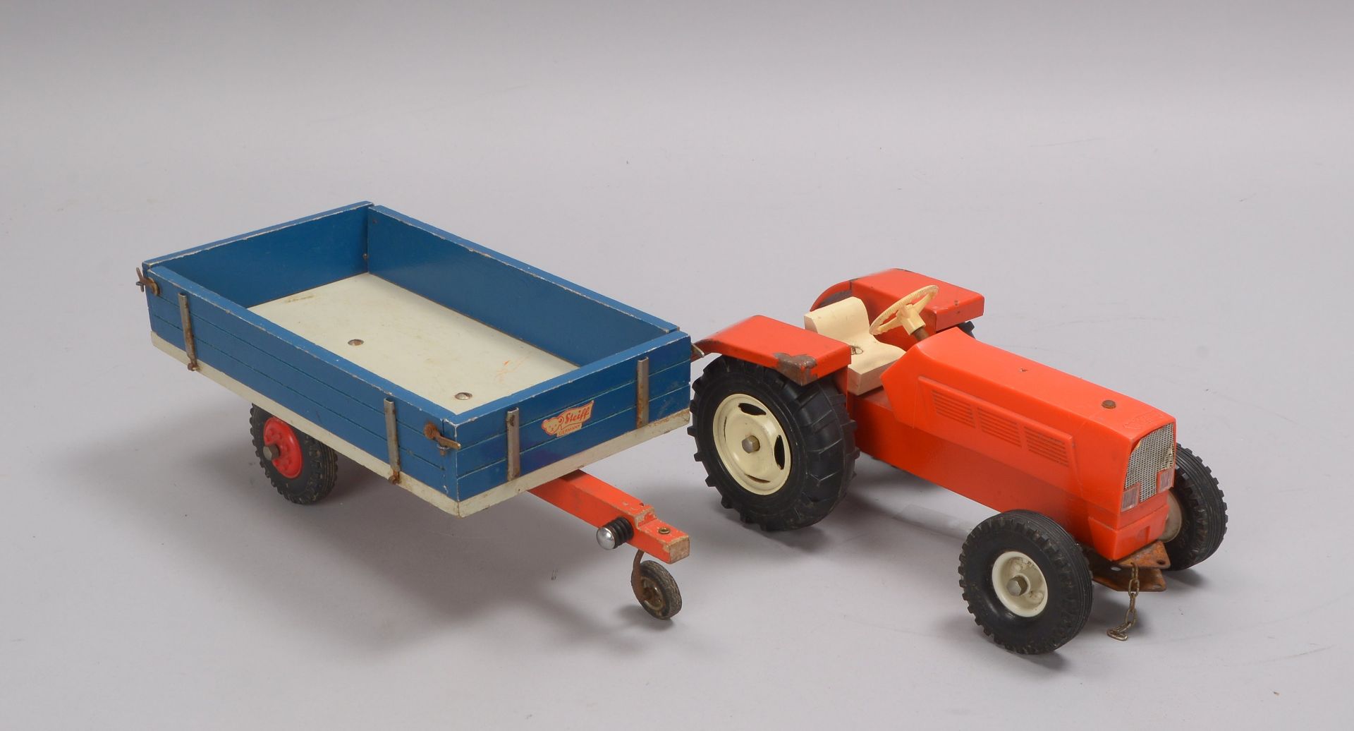 Steiff, alter Spielzeug-Trecker mit Anh&auml;nger, Holz/Metall und Kunststoff/Gummi, gemarkt - in be