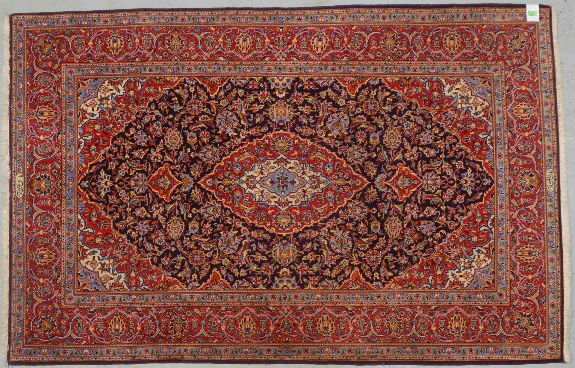 Keshan, feine feste Kn&uuml;pfung, signiert, Flor in gutem Zustand; Ma&szlig;e 223 x 144 cm