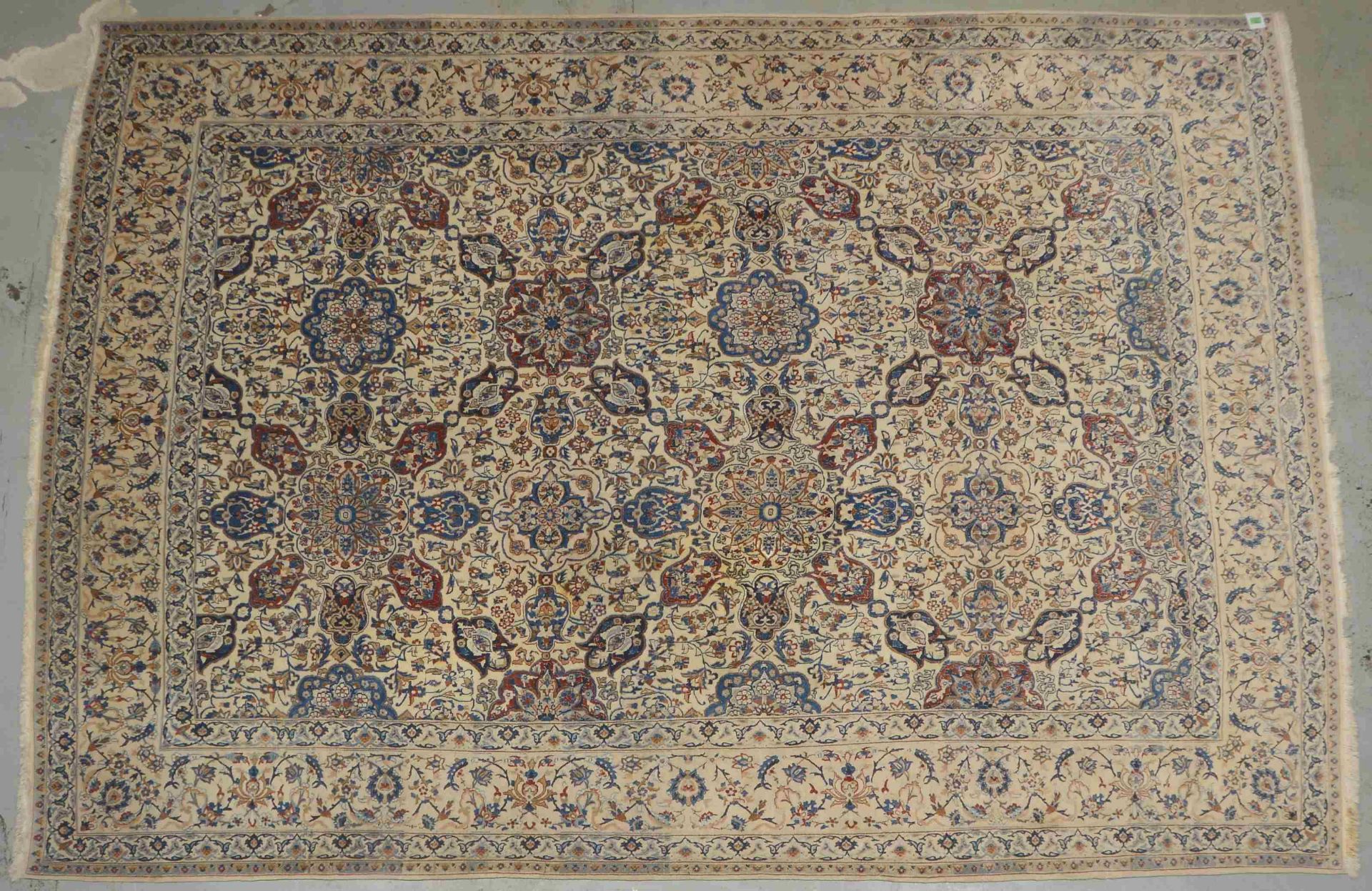 Nain, mit Seidenanteilen, feine feste Kn&uuml;pfung, ringsum komplett; Ma&szlig;e 372 x 260 cm