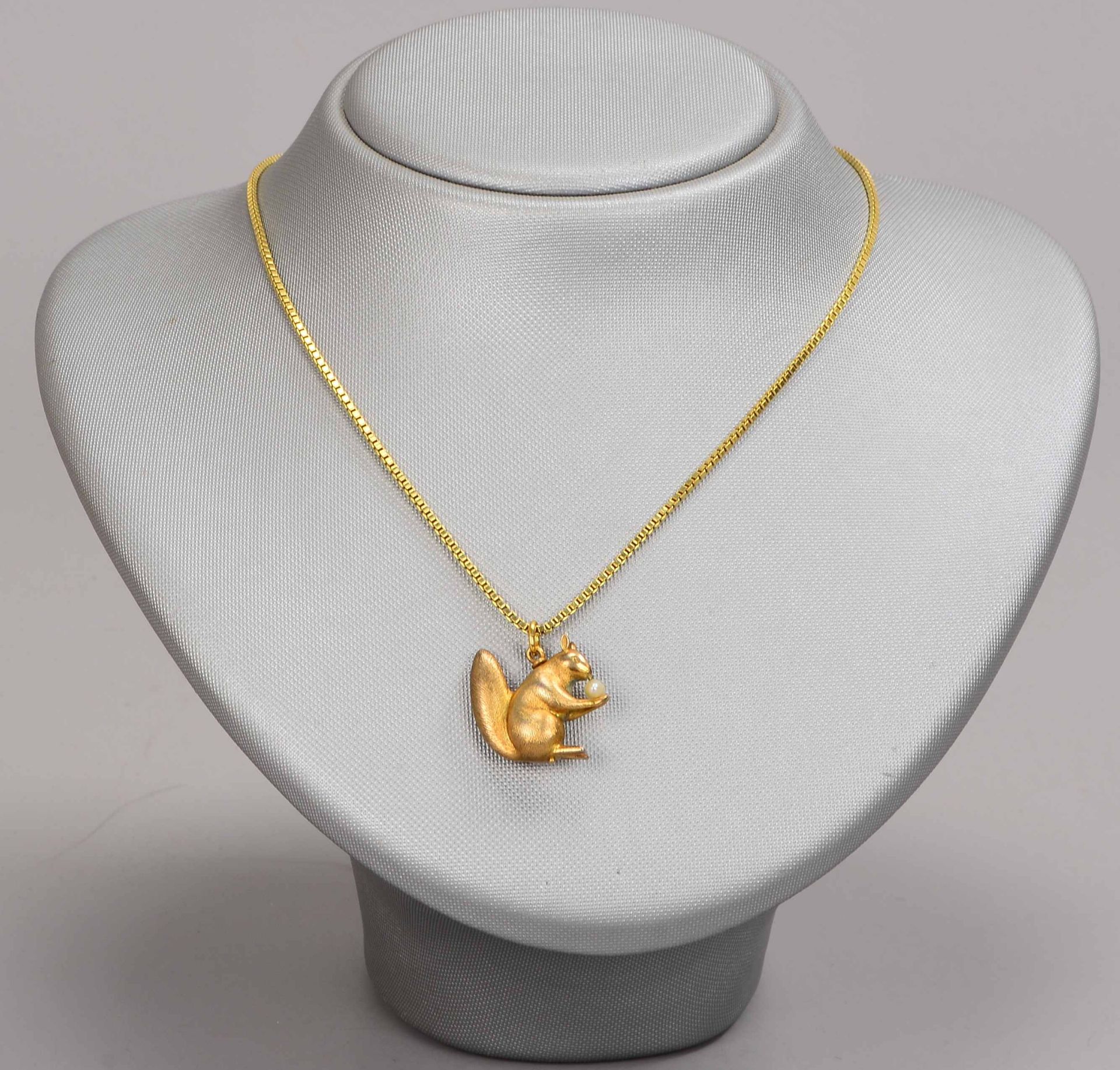 Halskette, 585 GG, mit figürlichem Anhänger, 'Eichhörnchen mit Flussperle', 925 Silber/vergoldet; Lä - Bild 2 aus 2