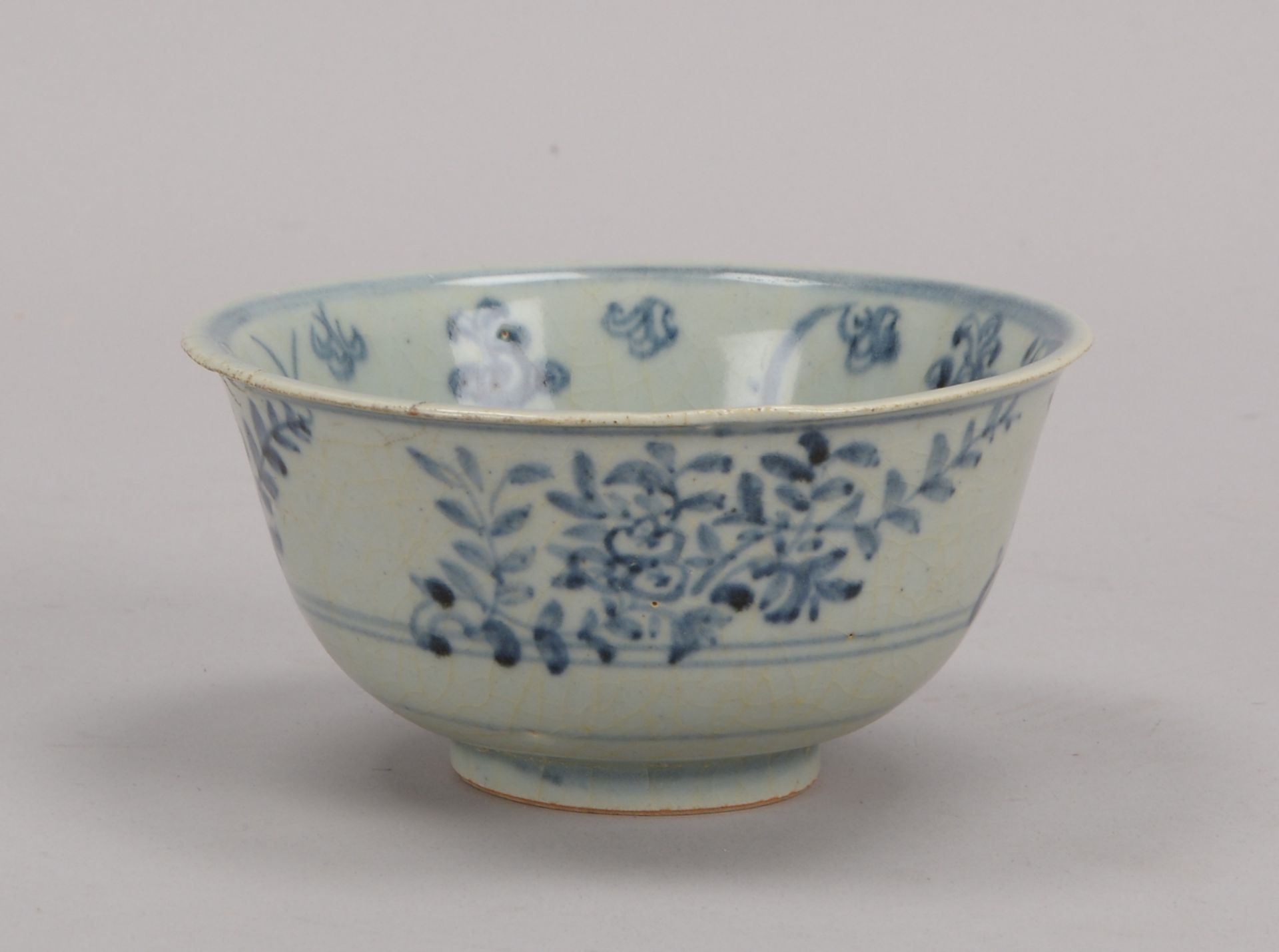 Schale (China, wohl Ming-Dynastie), mit Unterglasurmalerei in Blau; H&ouml;he 7 cm, Durchmesser &Osl