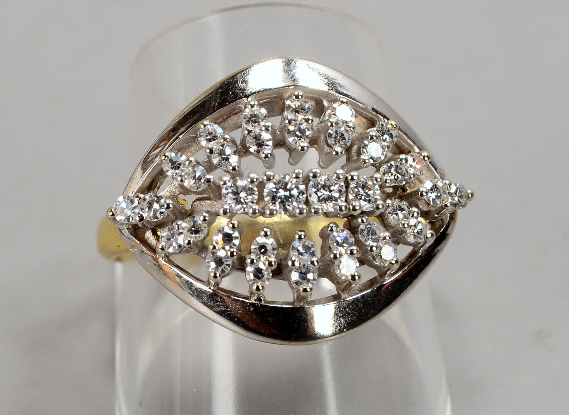 Ring, 585 GG/WG (gestempelt), mit 36-fachem Diamantbesatz/zusammen ca. 0,86 ct - davon 4x Steine im - Image 2 of 3