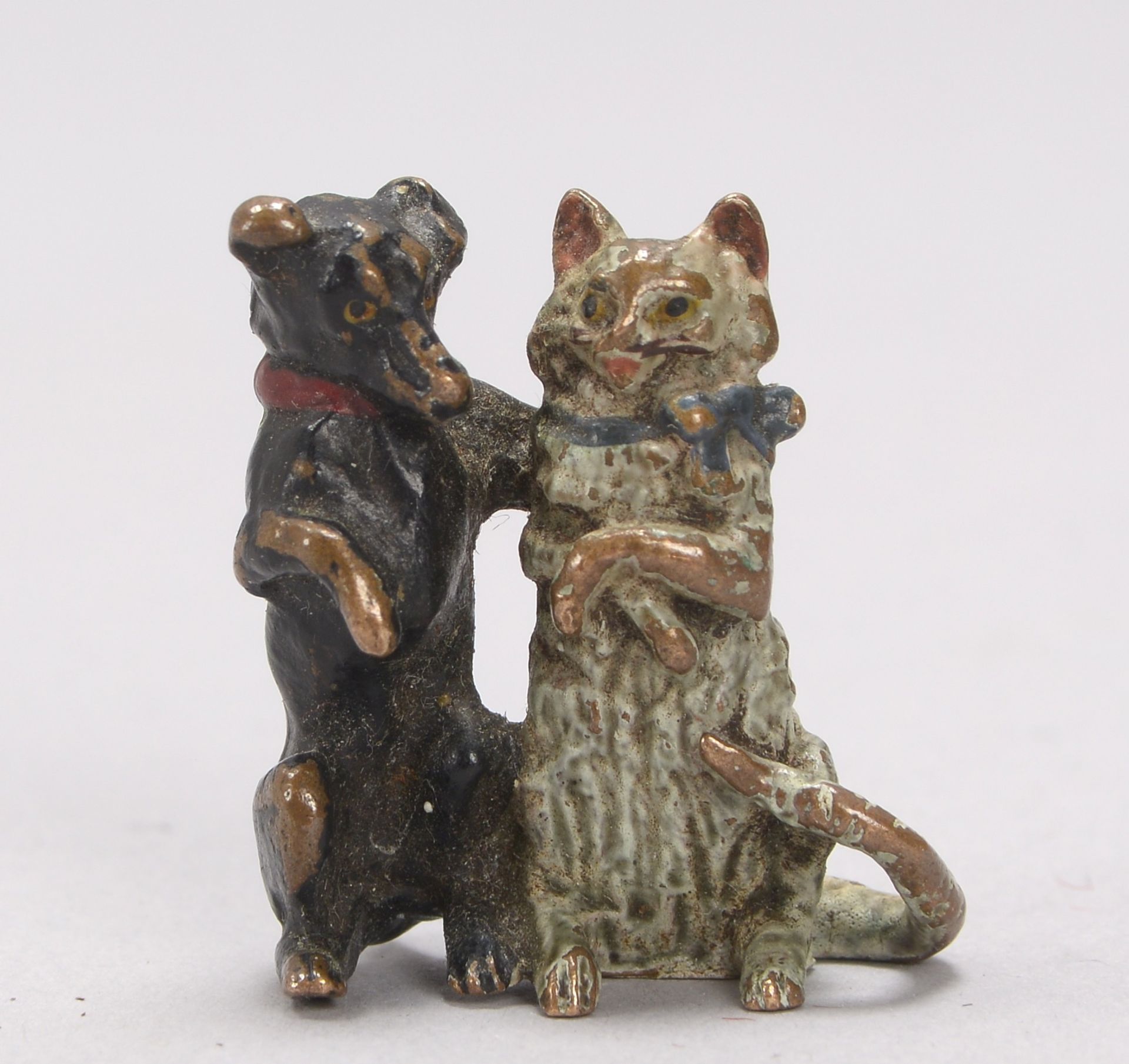 Kleine Wiener Bronze, &#039;Katze und Dackel&#039;, farbig gefasst; H&ouml;he 2,8 cm