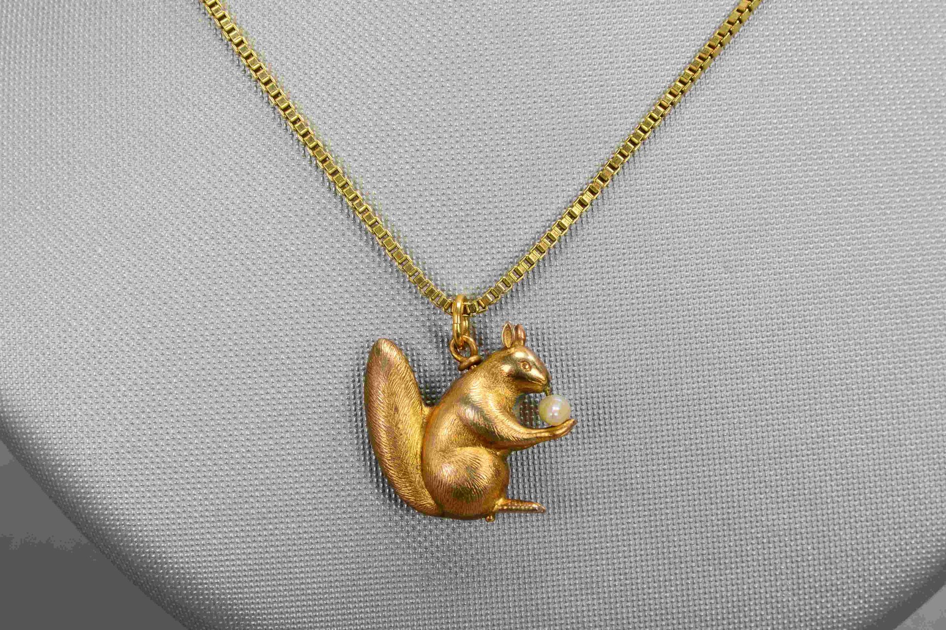 Halskette, 585 GG, mit figürlichem Anhänger, 'Eichhörnchen mit Flussperle', 925 Silber/vergoldet; Lä