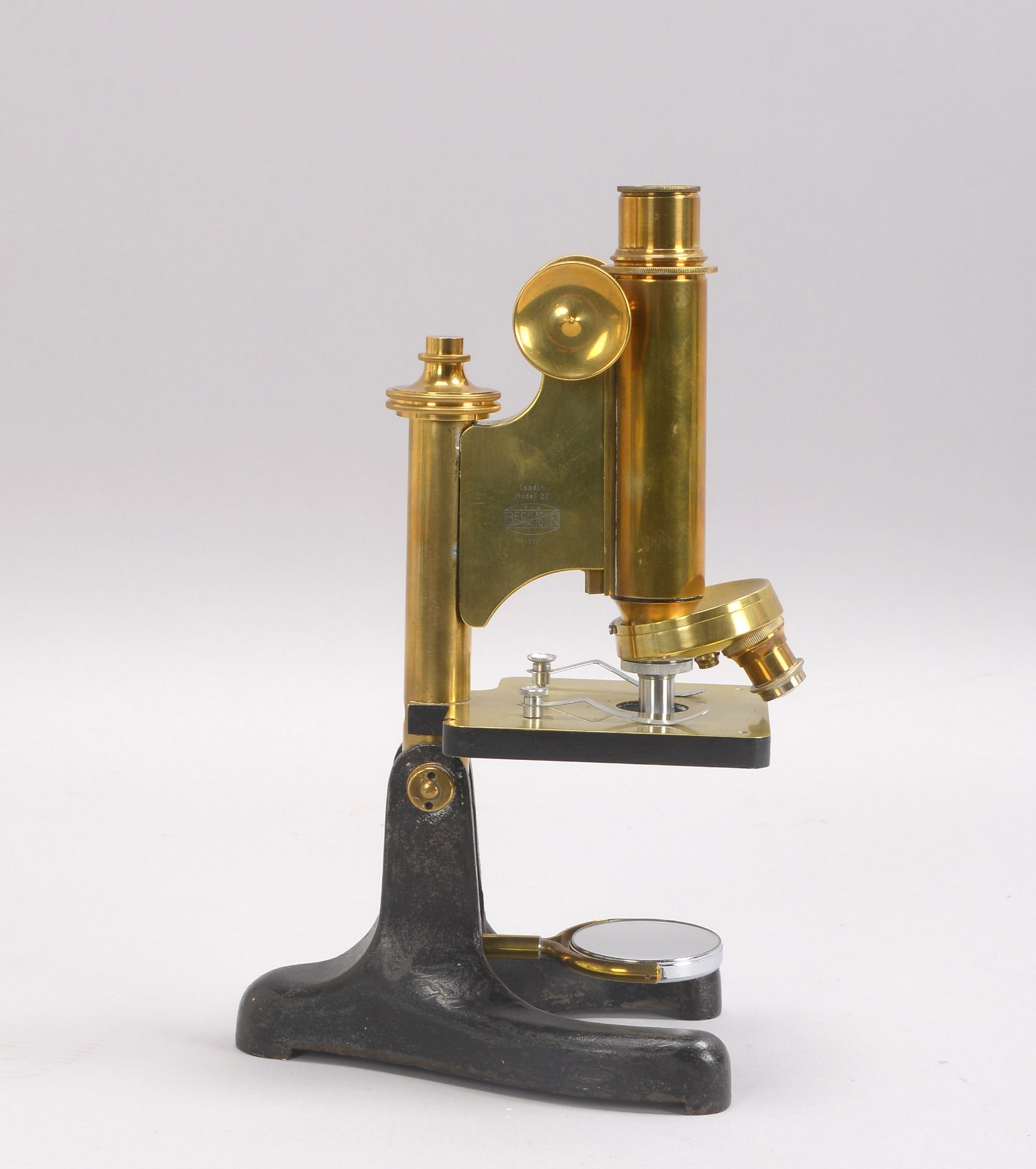 Mikroskop (Beck Ltd./London), Messing-Ausf&uuml;hrung, h&ouml;henverstellbar; H&ouml;he bis 37 cm - Image 2 of 2