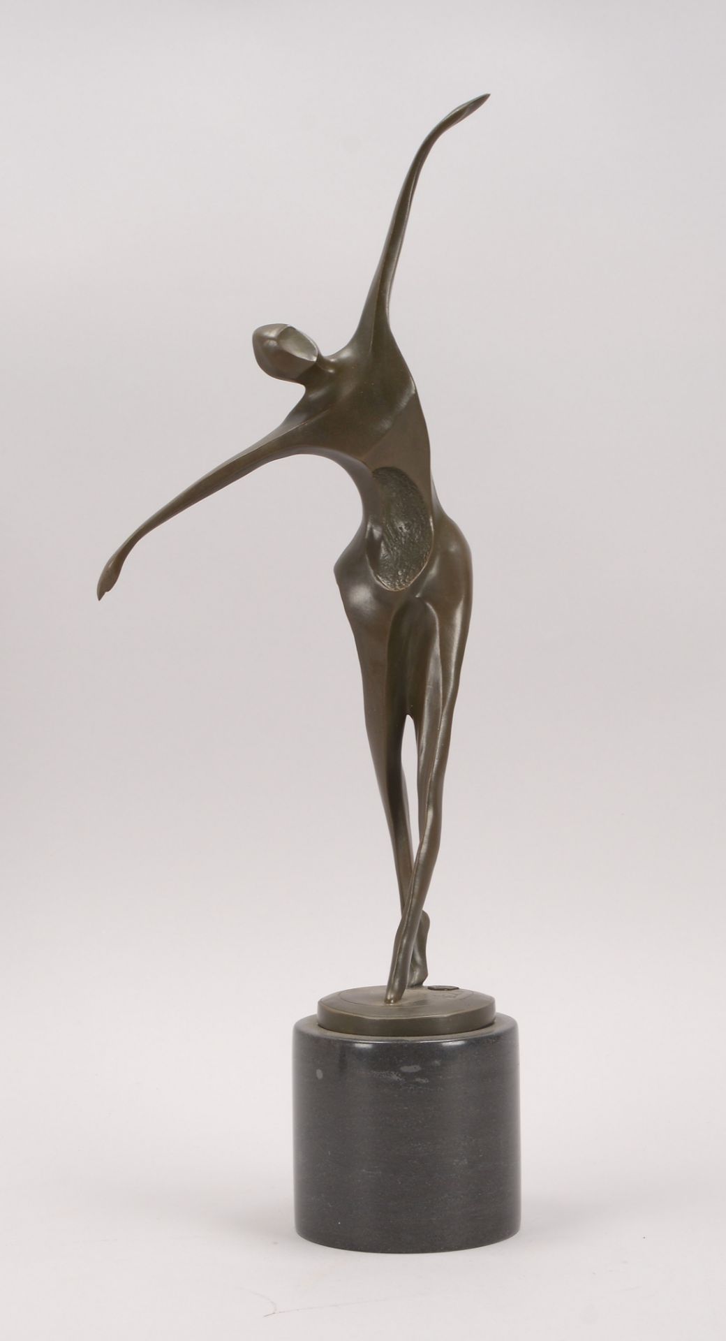 Bronzeskulptur (Bronzeguss nach Milo), -Tanzender maennlicher Akt-, Figur mit Giesserpfennig, auf Ma
