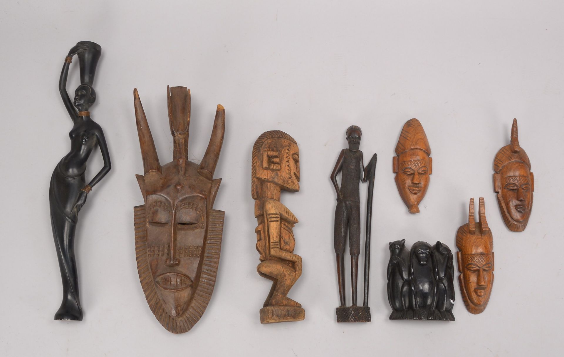 Konvolut afrikanischer Holzschnitzereien, verschiedene Darstellungen und Gr&ouml;&szlig;en, 8 Teile;