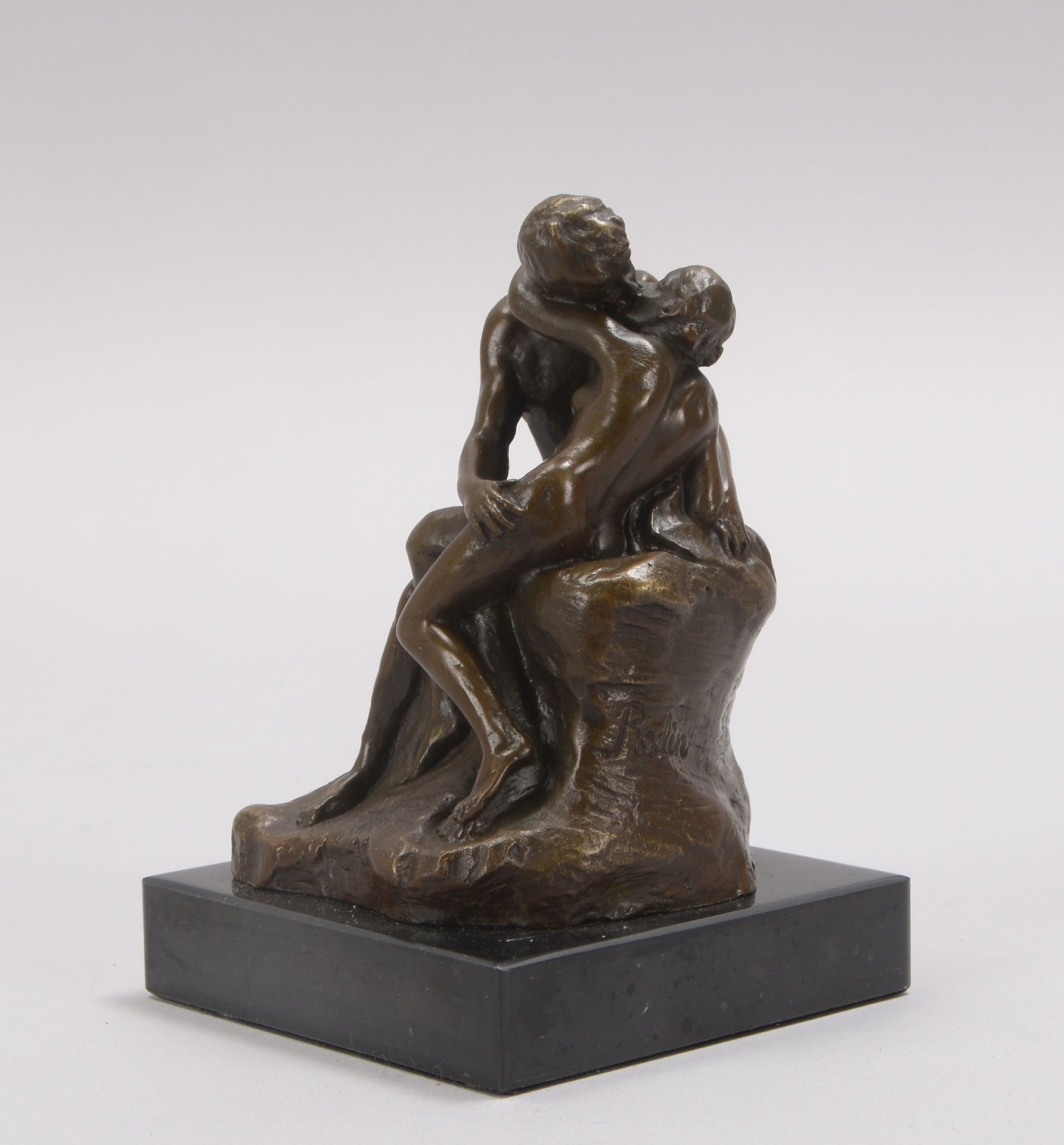 Bronzeskulptur (nach Auguste Rodin), 'Der Kuss', signiert, Figur mit Gießerpfennig, auf Marmorsockel