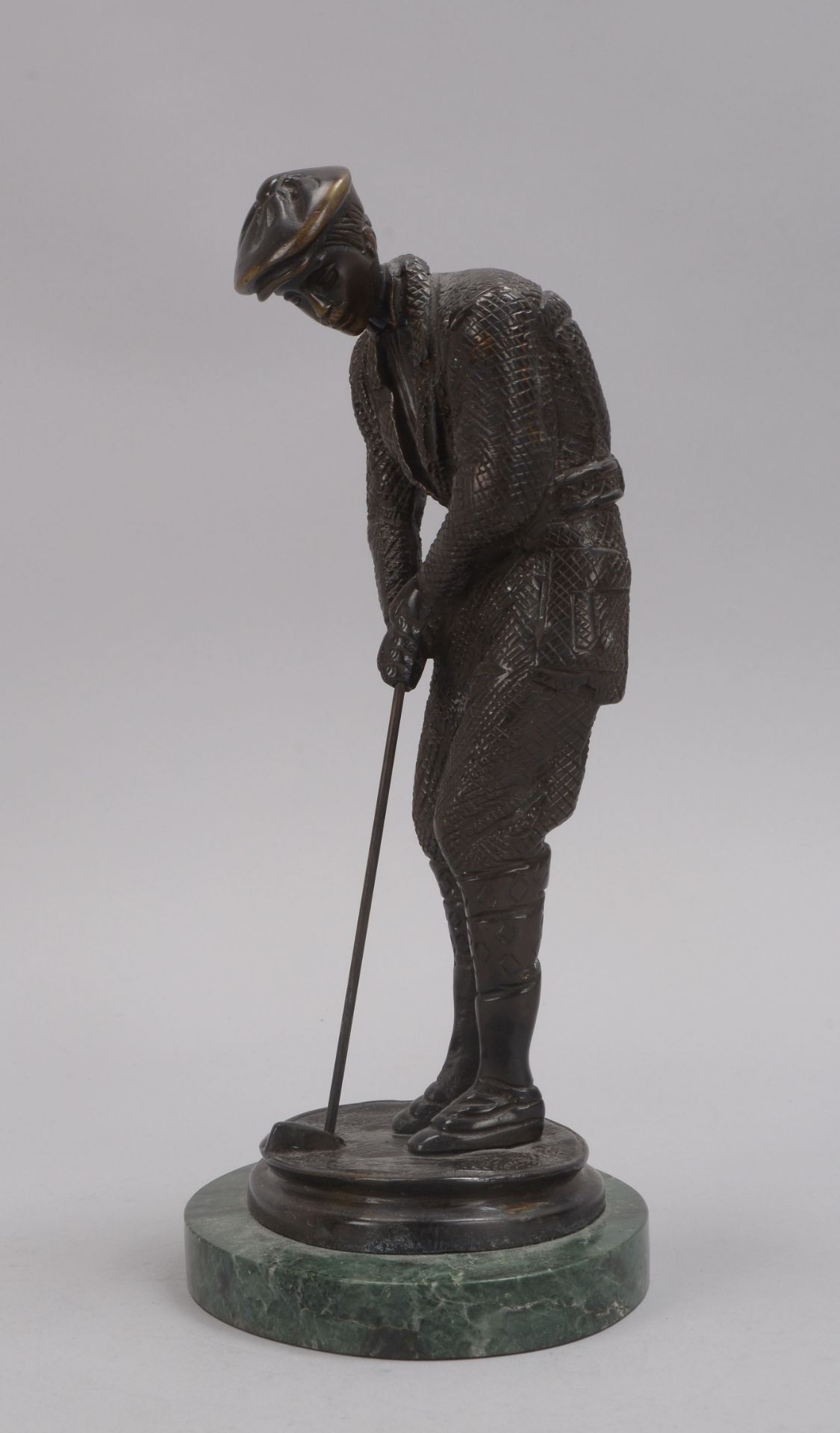 Bronzeskulptur, 'Golfspieler beim Abschlag', Figur auf grüner ovaler Marmorplinthe; Höhe 31 cm