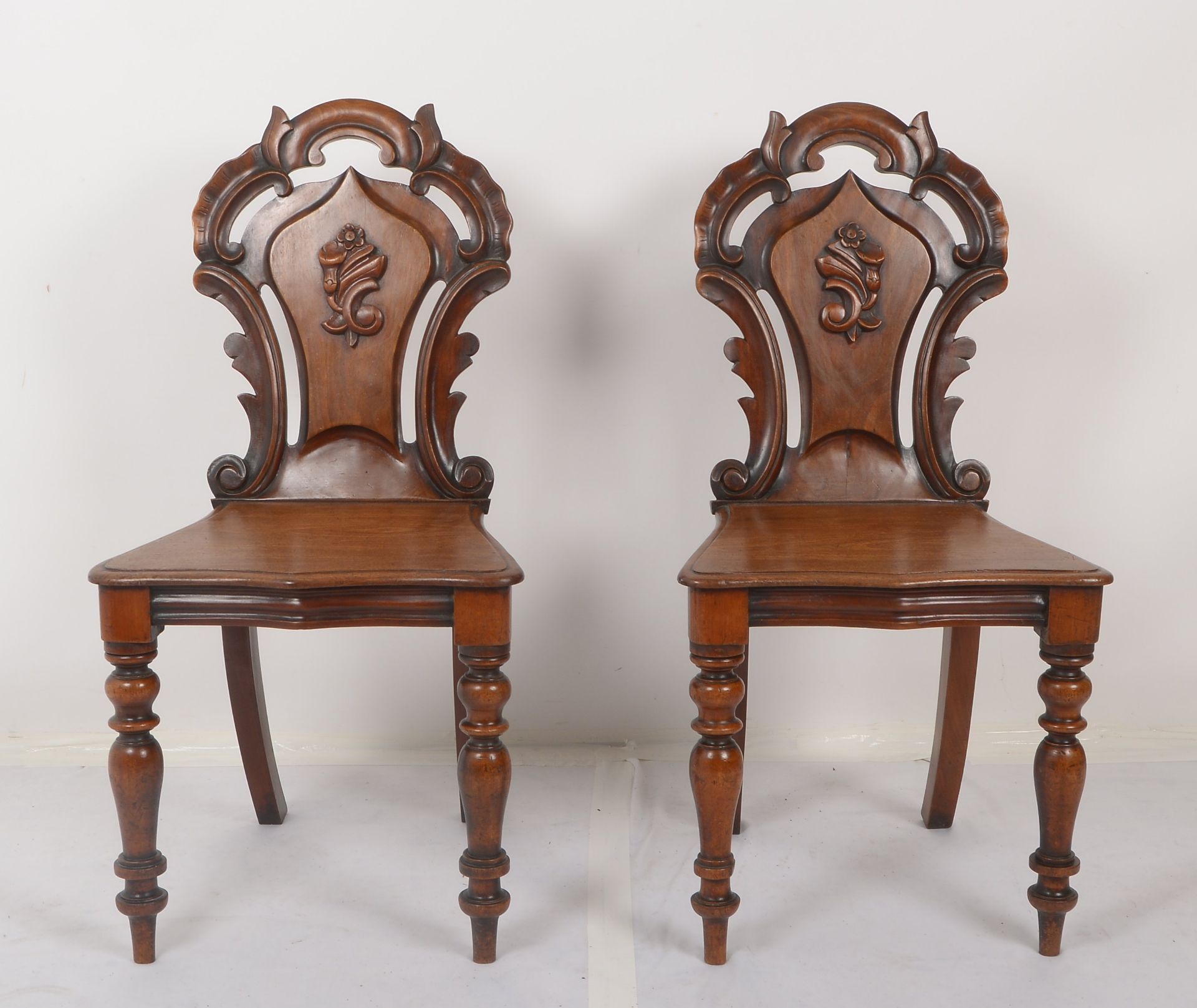 Paar Stuehle (England, viktorianisch/ca. 1880), -Hall Chairs-, Mahagoni, ausladende Rueckenlehne mit - Image 2 of 3