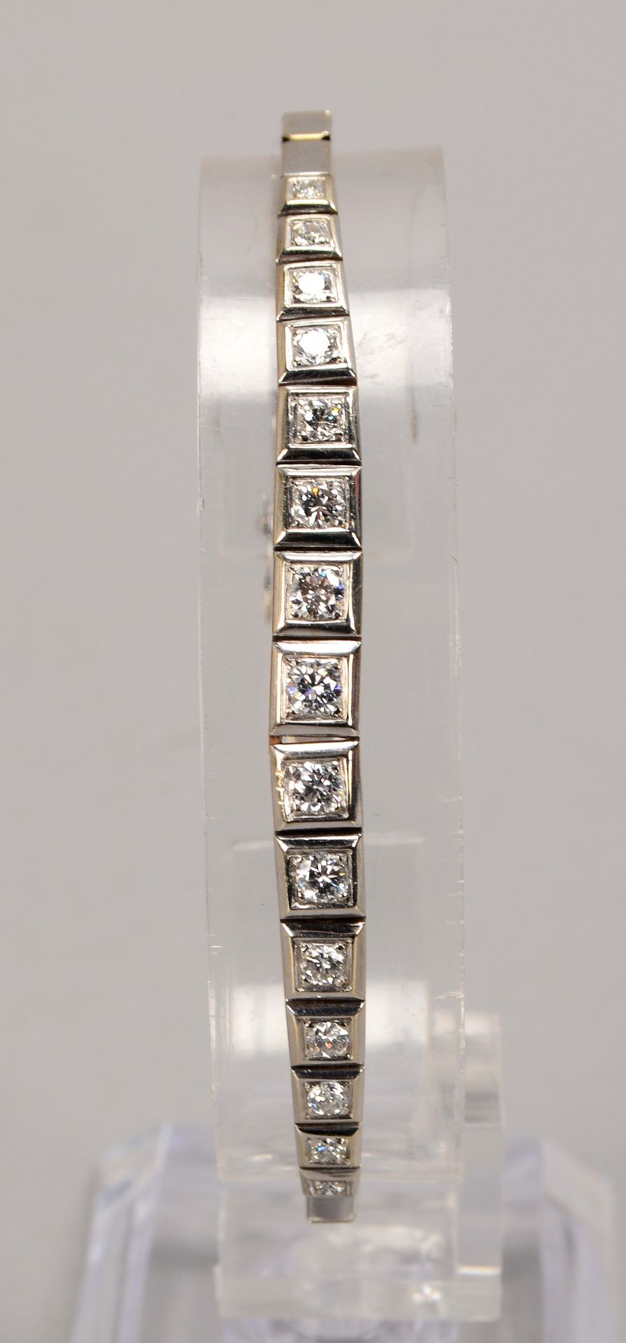 Armband, 585 WG (gestempelt), mit 15-fachem Brillantbesatz/zusammen ca. 1,01 ct, feines Wei&szlig; - - Image 2 of 3