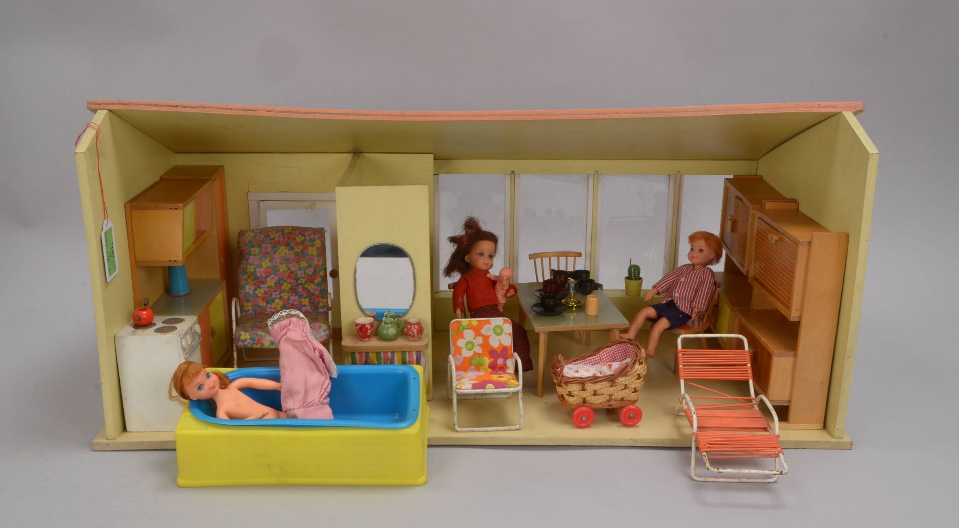 Alte Puppenstube, mit Einrichtung und 2x Puppen, Breite 64 cm; und alte Spielk&uuml;che/K&uuml;chenz - Image 2 of 3