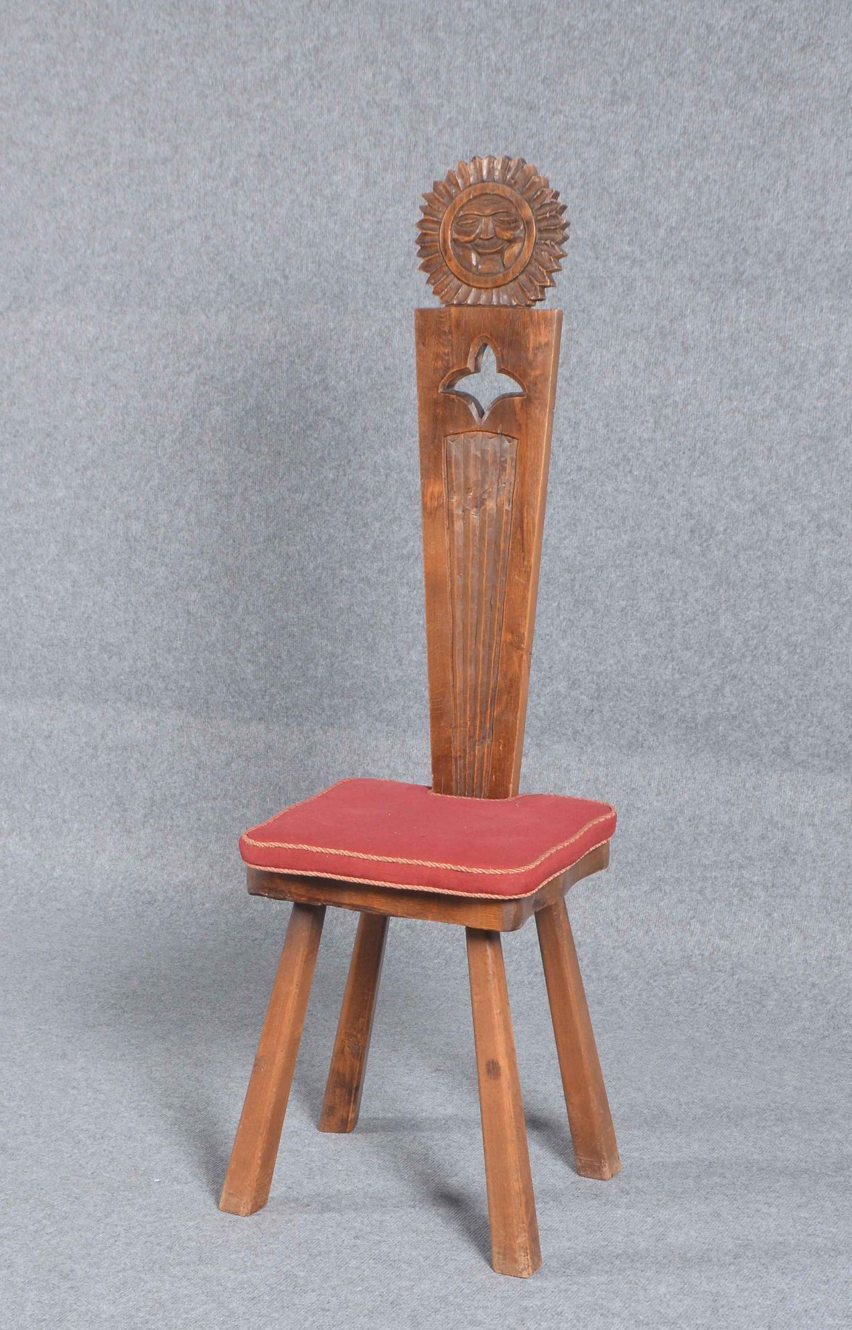 Kinderstuhl, hohe R&uuml;ckenlehne mit geschnitztem Sonnenmotiv; Lehnh&ouml;he 115 cm, Sitzh&ouml;he - Image 2 of 2