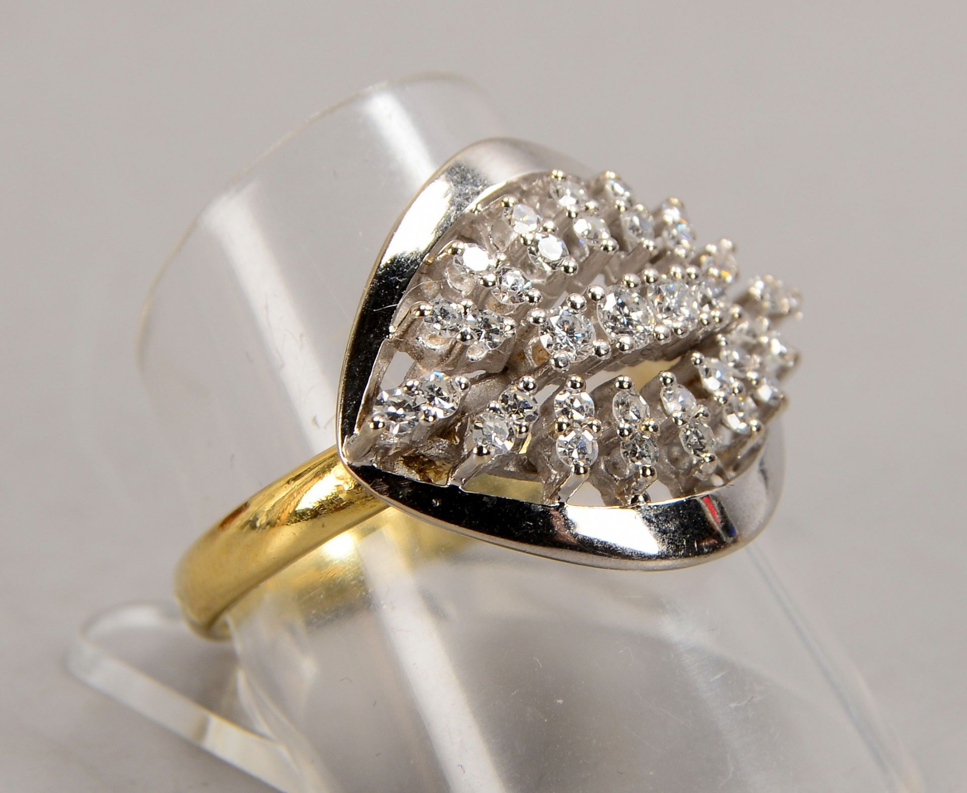 Ring, 585 GG/WG (gestempelt), mit 36-fachem Diamantbesatz/zusammen ca. 0,86 ct - davon 4x Steine im