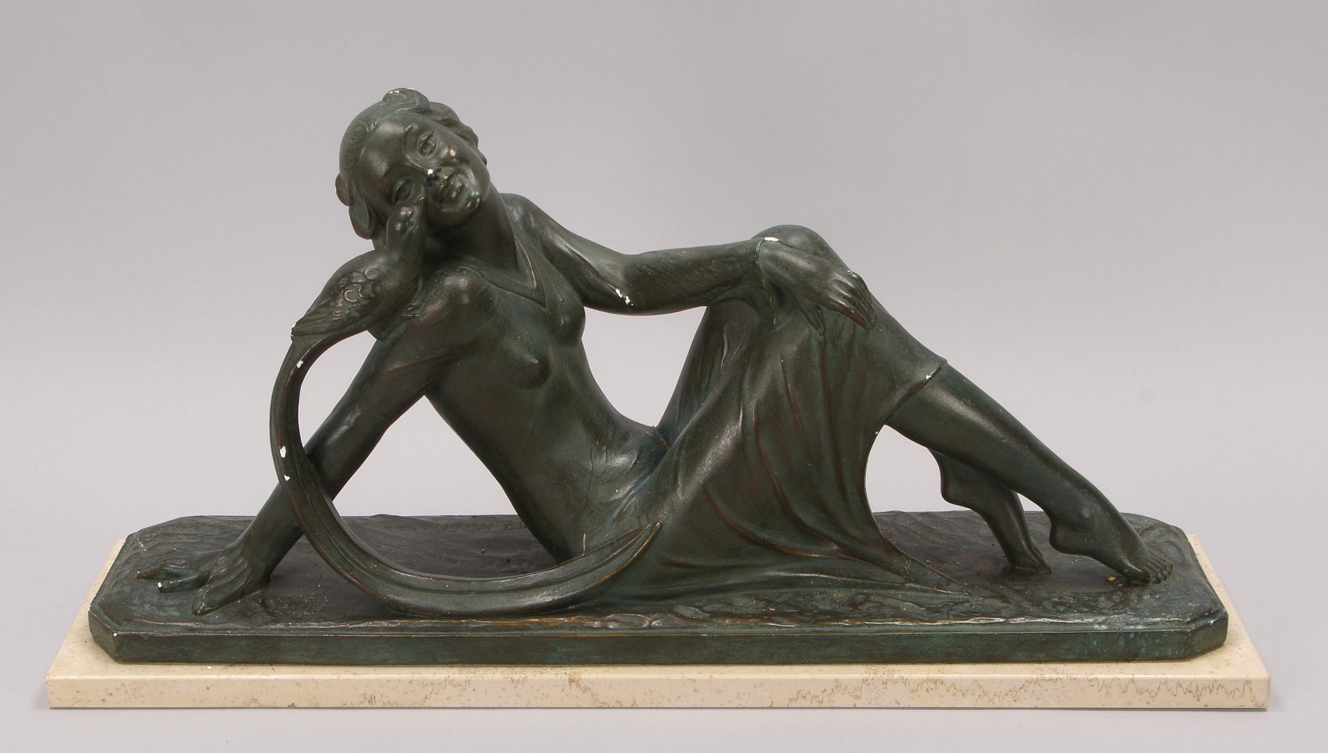 Secondo, M., Gipsfigur (im Art déco-Stil), -Sitzende Frau mit Paradiesvogel-, Figur bronziert, im So - Bild 2 aus 3