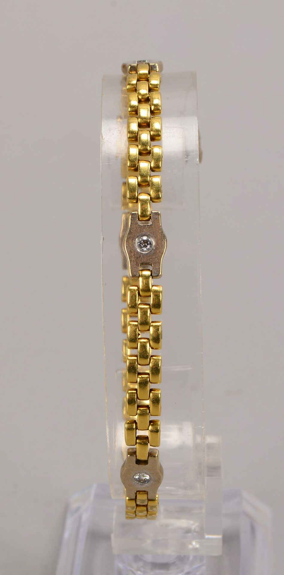 Armband, 750 GG (gestempelt), besetzt mit 6x kleinen Brillanten/zusammen ca. 0,30 ct, mit Steckschli - Image 2 of 2