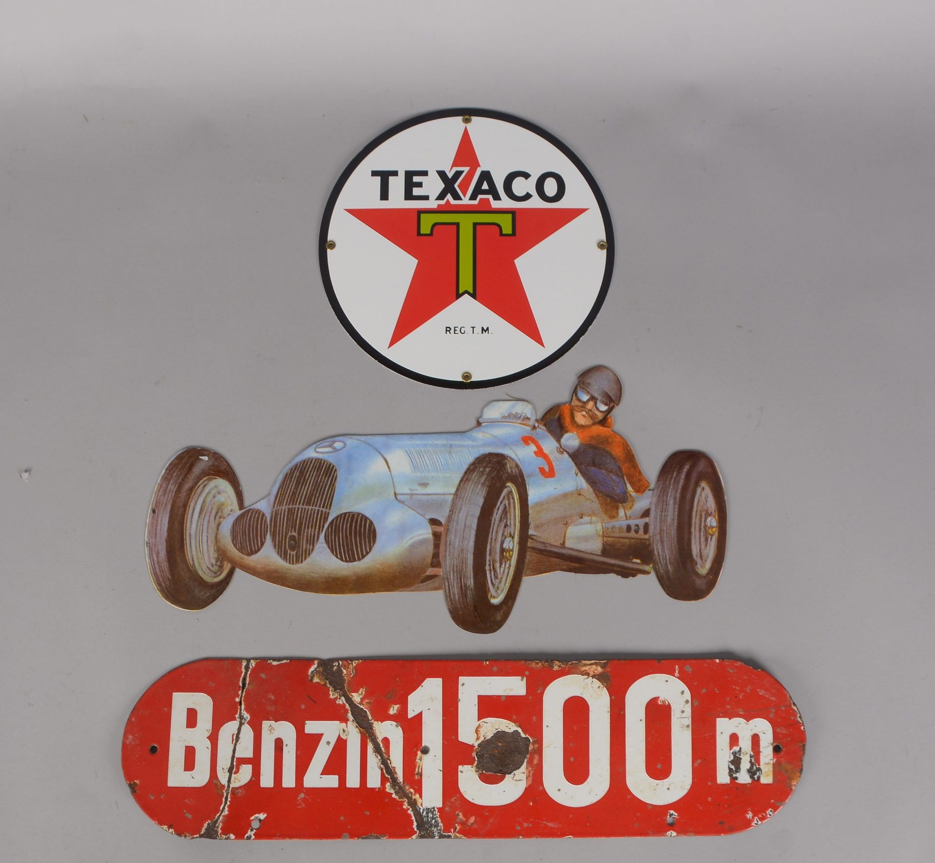 3 Sammler-Autoschilder, 2x Emaille: &#039;Texaco&#039;, und &#039;Benzin 1500 m&#039;; und einzelner