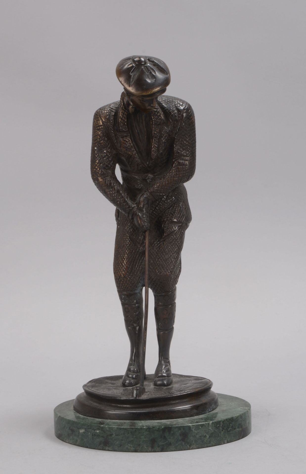 Bronzeskulptur, &#039;Golfspieler beim Abschlag&#039;, Figur auf gr&uuml;ner ovaler Marmorplinthe; H - Image 2 of 2