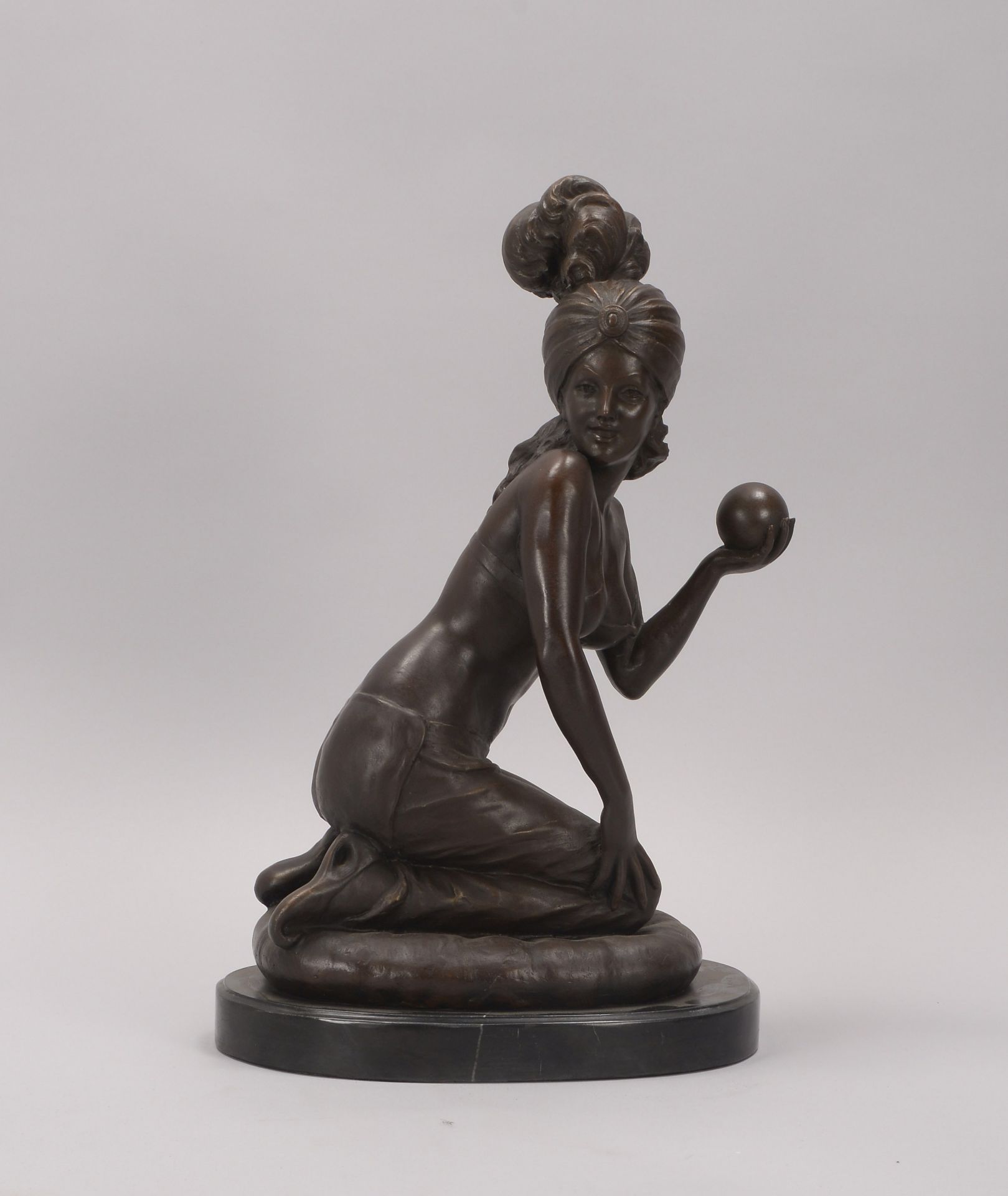 Bronzeskulptur (nach Rubin), 'Kniende mit Kugel' - Frau in lasziver Pose, signiert, Figur auf Marmor