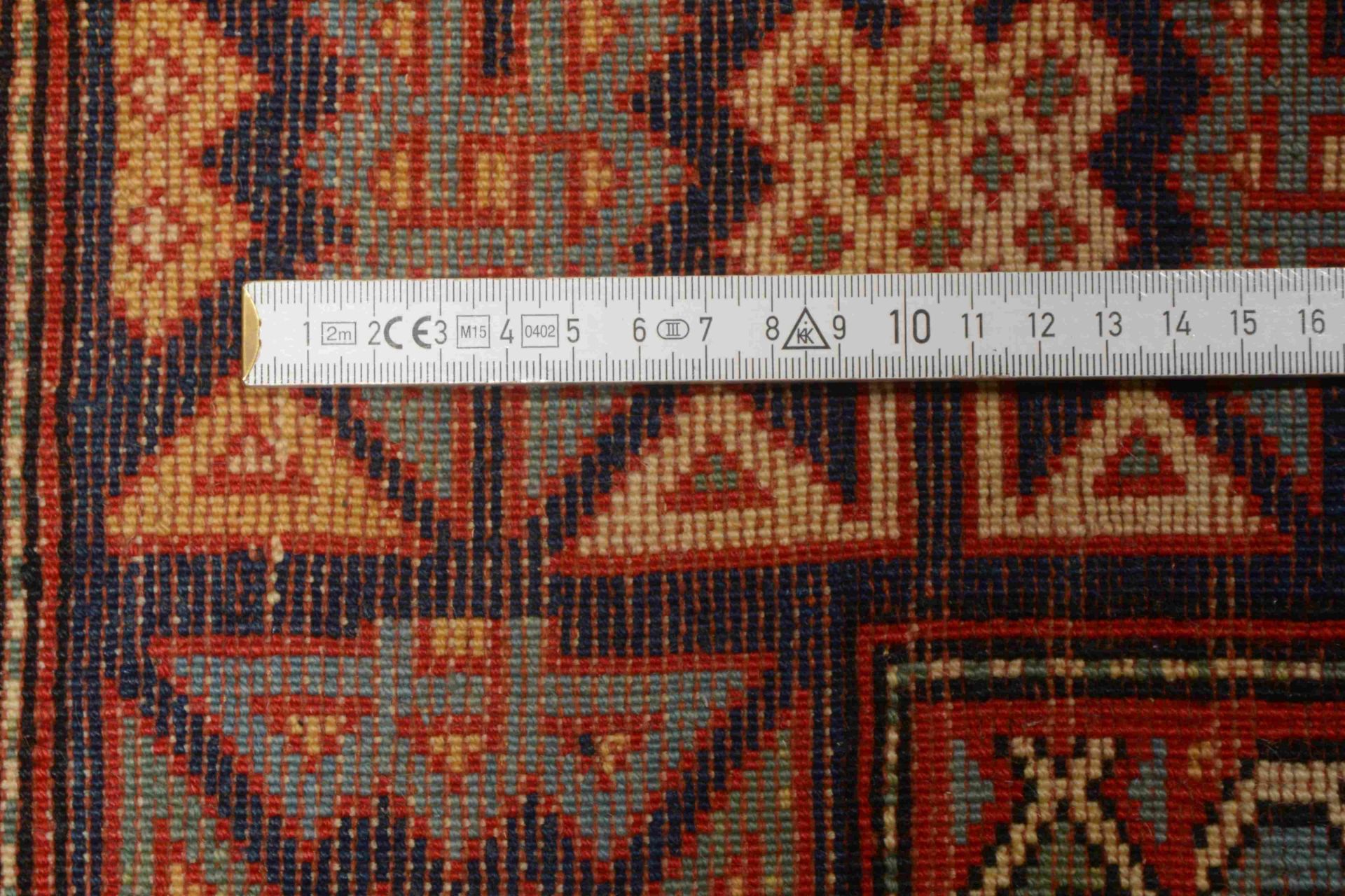 Bergamo-Orientteppich, alt, feine Knüpfung, leicht reliefiert geschoren, mit Kofibordüre, Kelimkante - Bild 2 aus 2