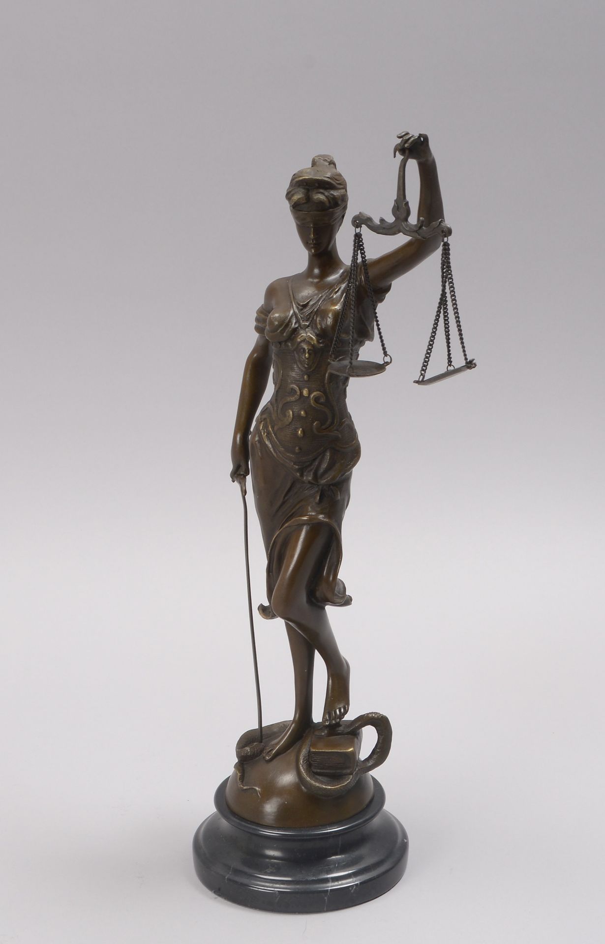 Bronzeskulptur (nach Mayer), &#039;Justitia&#039;, signiert, Figur mit Gie&szlig;erpfennig, auf Marm