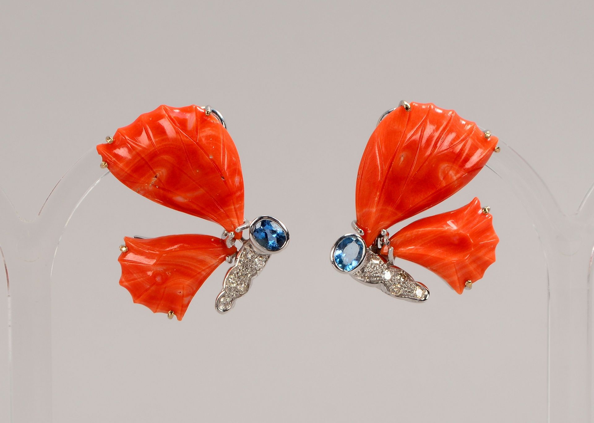 Paar fig&uuml;rlicher Clipohrstecker, 750 WG (gestempelt), &#039;Schmetterling&#039;, mit Koralle, A