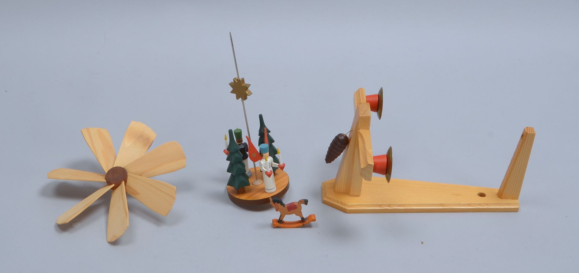 DDR Dregeno/Seiffen, kleine Erzgebirge-Weihnachtspyramide, Holz, partiell farbig gefasst, zur Wandau