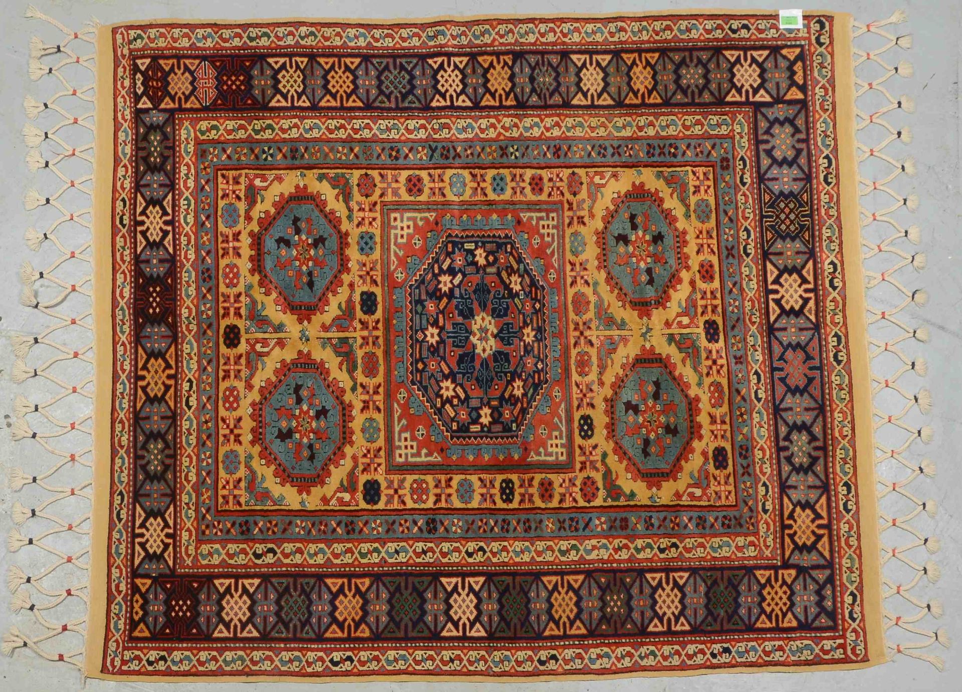 Bergamo-Orientteppich, alt, feine Knüpfung, leicht reliefiert geschoren, mit Kofibordüre, Kelimkante