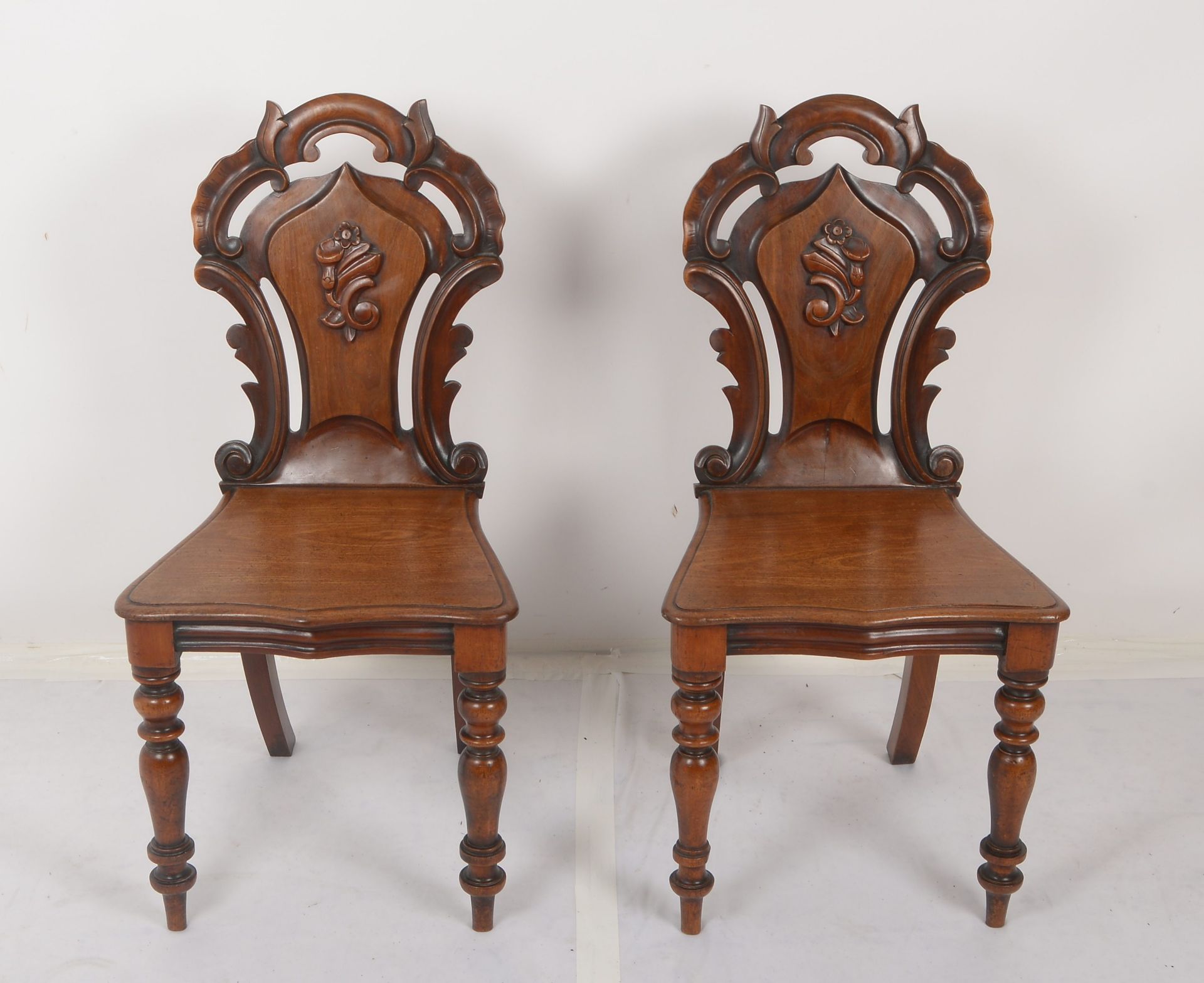 Paar Stuehle (England, viktorianisch/ca. 1880), -Hall Chairs-, Mahagoni, ausladende Rueckenlehne mit