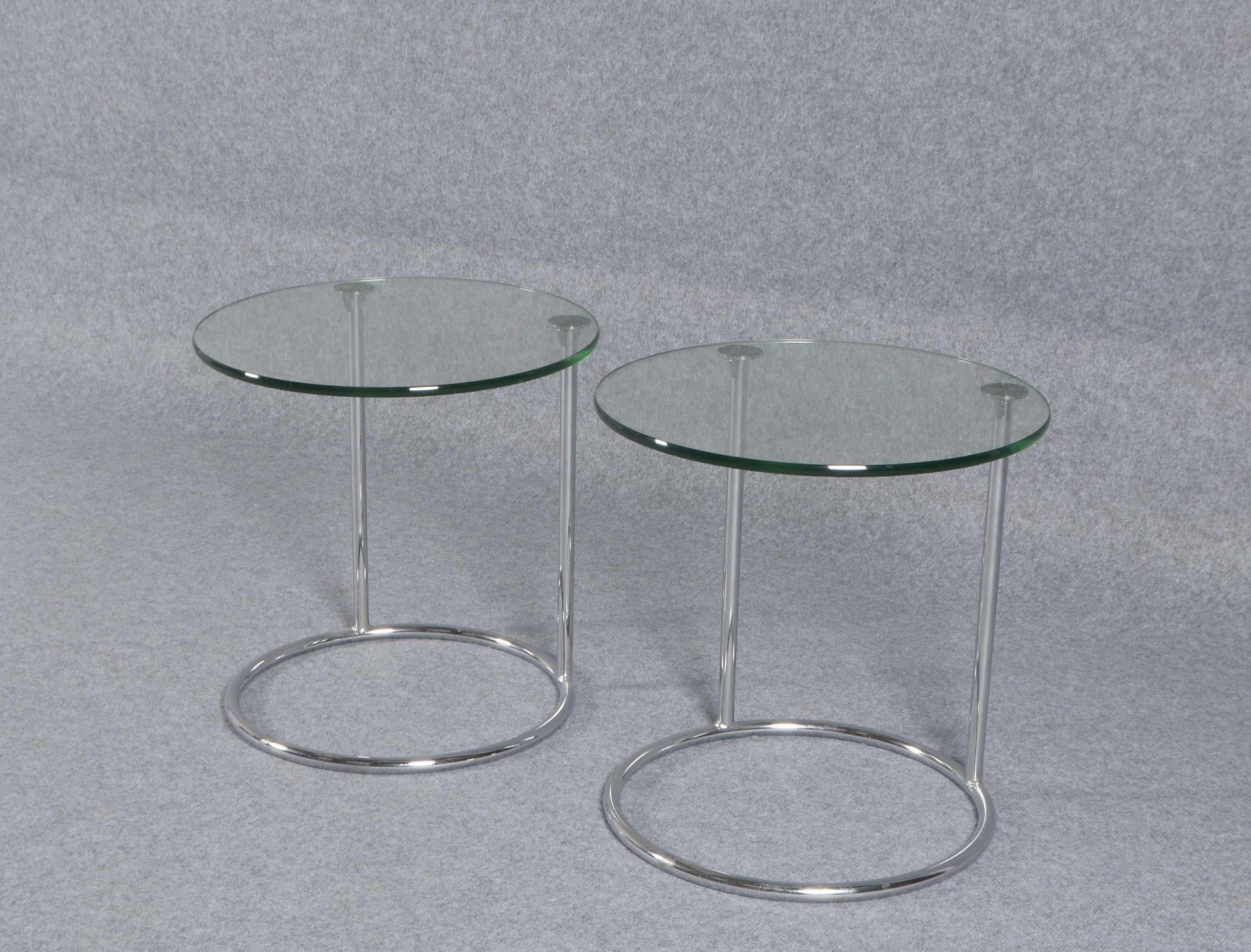 2 Designer-Beistelltischchen, Chromgestell, jeweils mit runder Glasplatte; H&ouml;he 47,5 cm, Durchm - Image 2 of 2